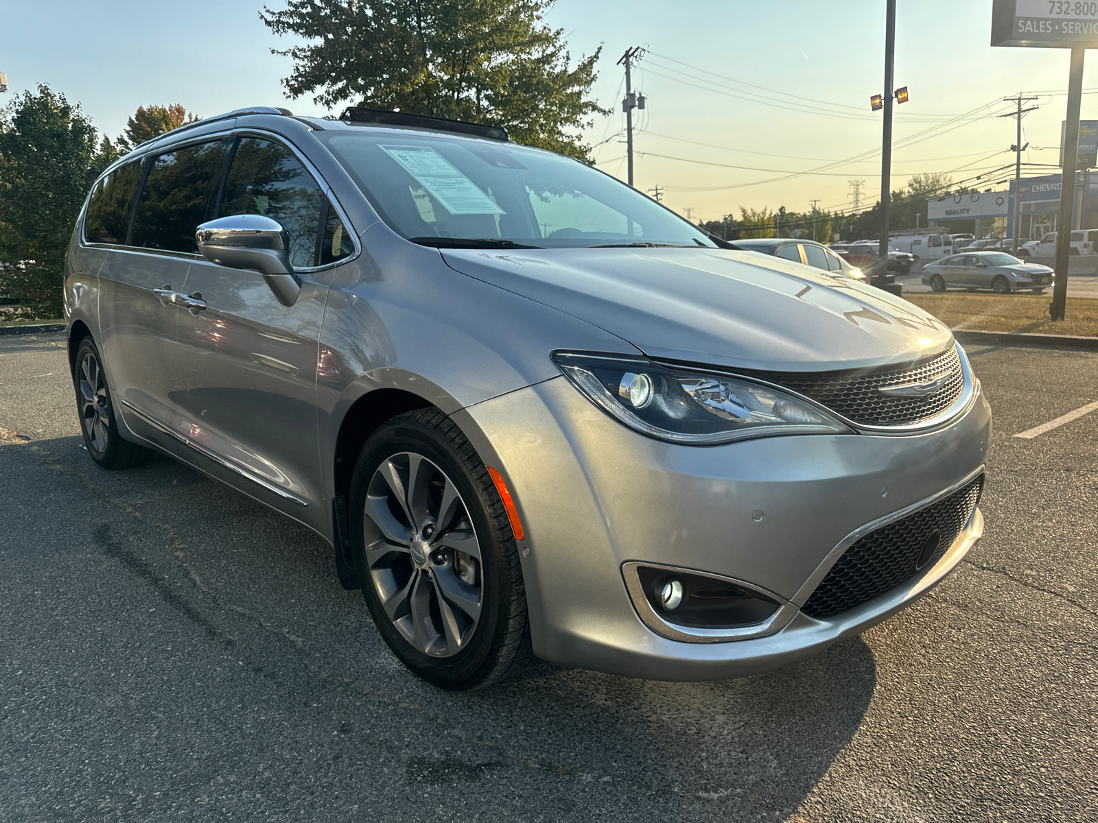 2018 Chrysler Pacifica Limited Minivan 4D 13