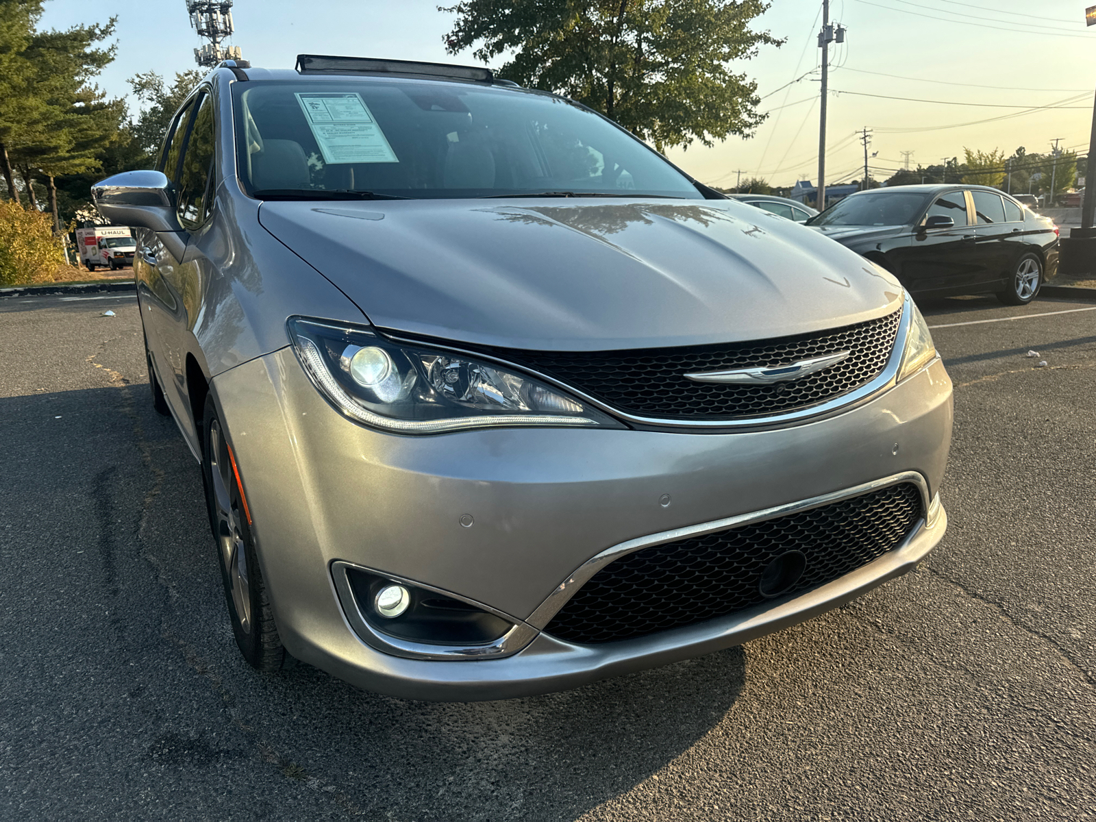 2018 Chrysler Pacifica Limited Minivan 4D 14