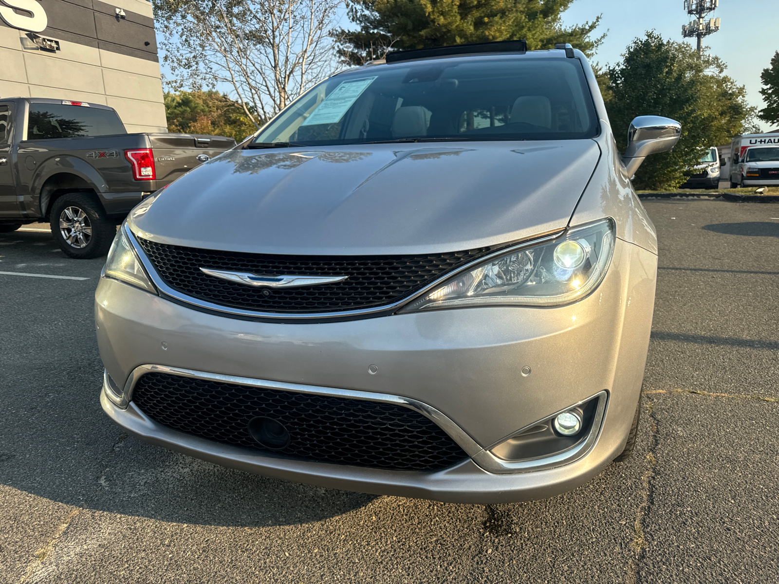 2018 Chrysler Pacifica Limited Minivan 4D 16