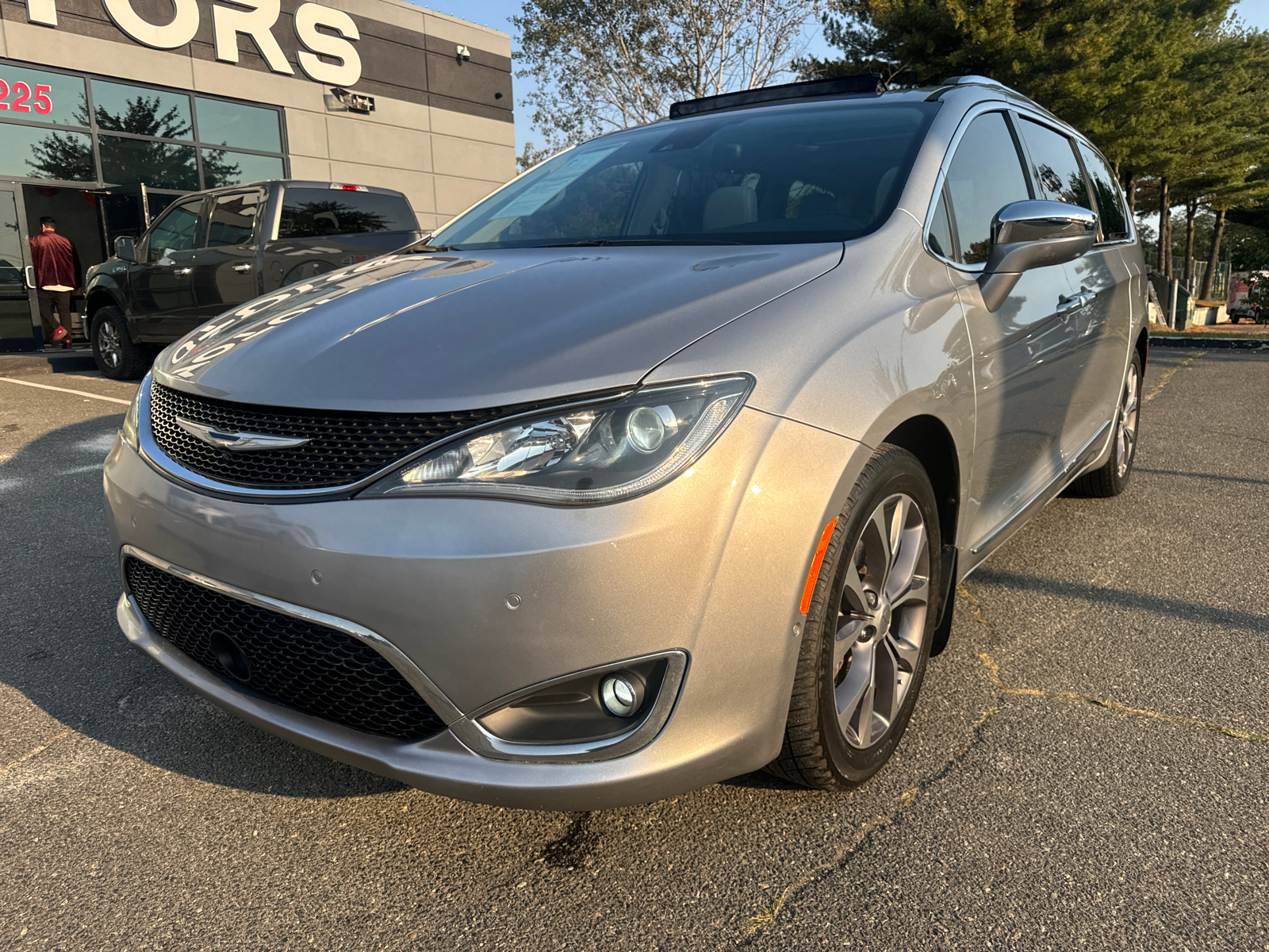 2018 Chrysler Pacifica Limited Minivan 4D 17