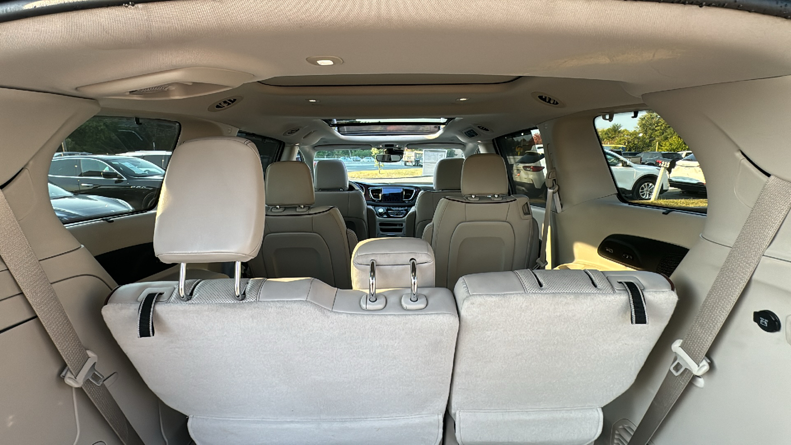 2018 Chrysler Pacifica Limited Minivan 4D 21