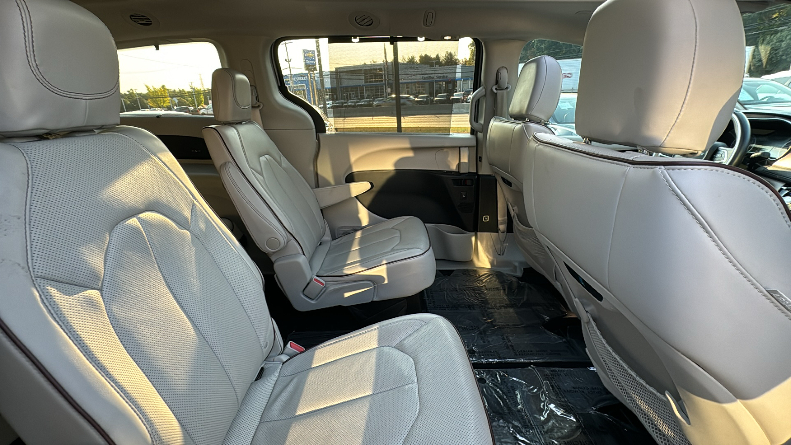 2018 Chrysler Pacifica Limited Minivan 4D 25