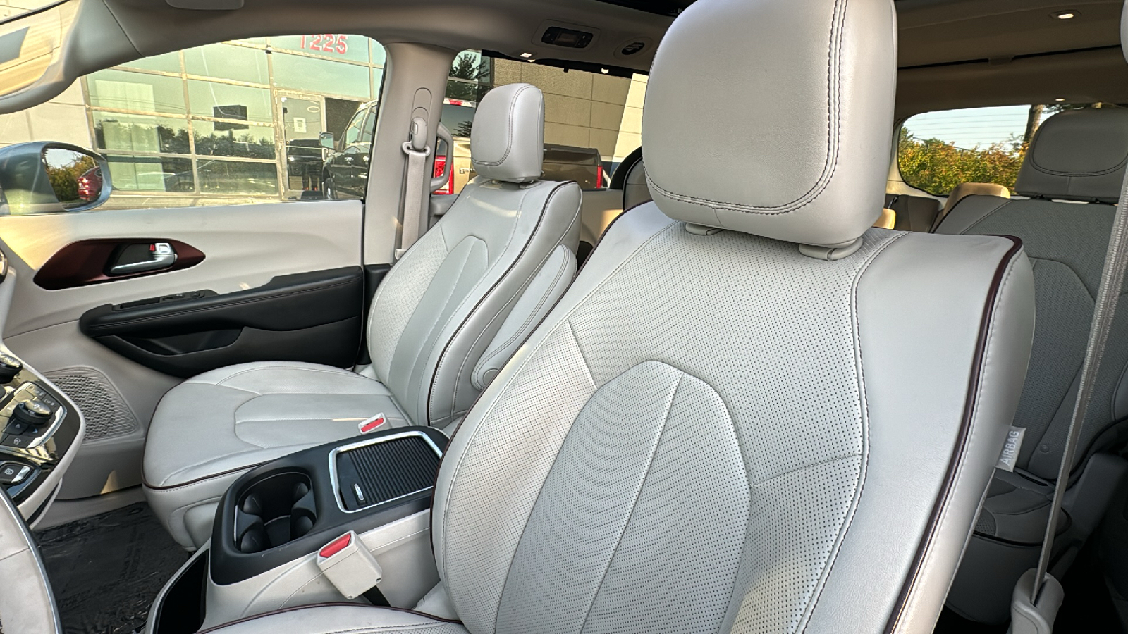 2018 Chrysler Pacifica Limited Minivan 4D 39