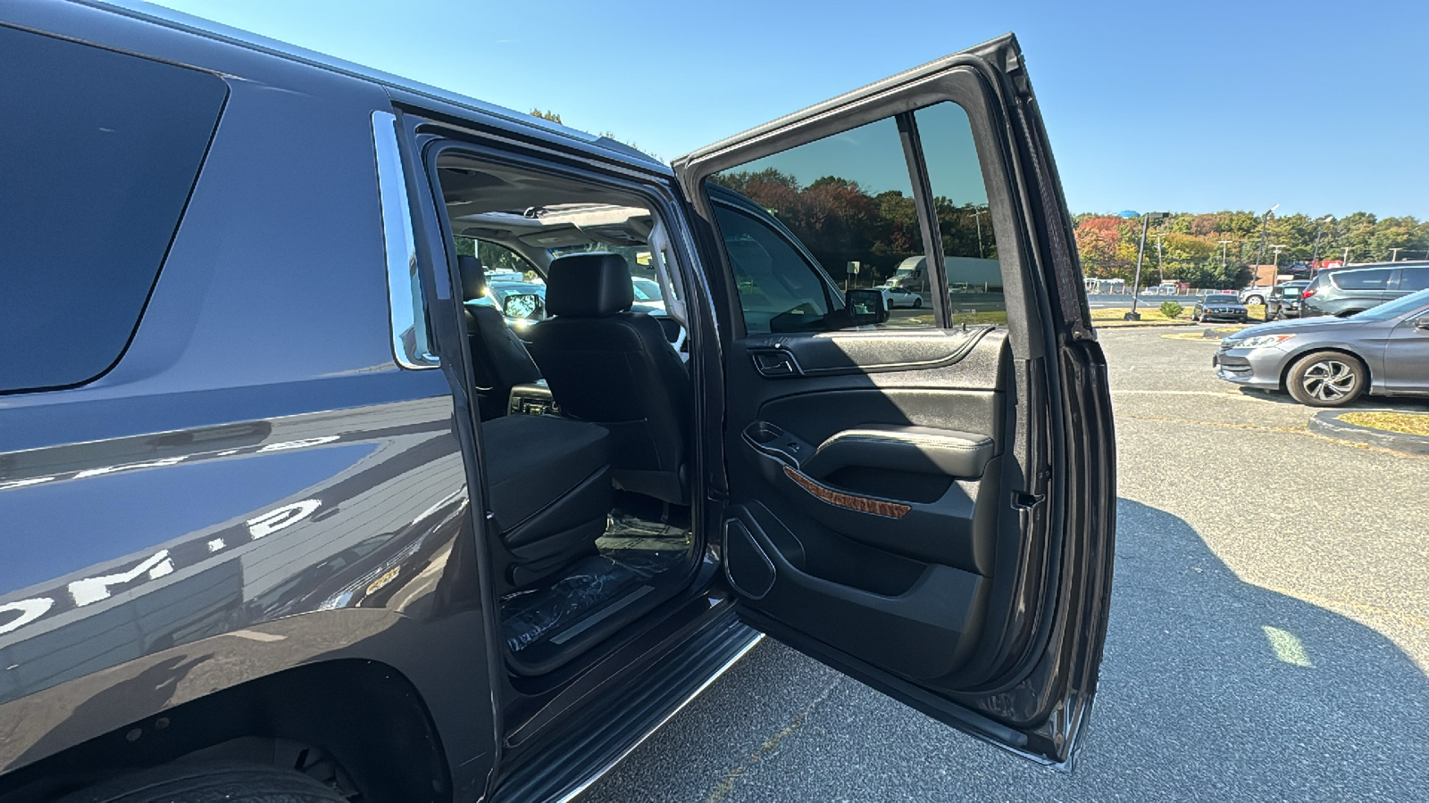 2017 Chevrolet Suburban Premier Sport Utility 4D 25