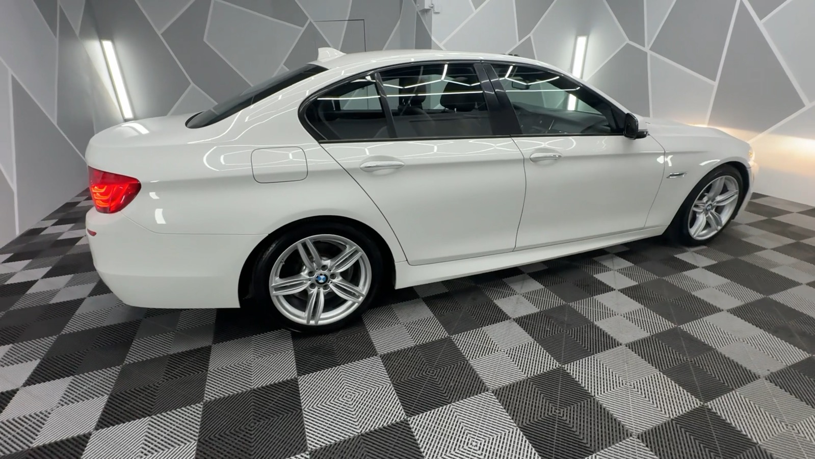 2016 BMW 5 Series 535i Sedan 4D 12