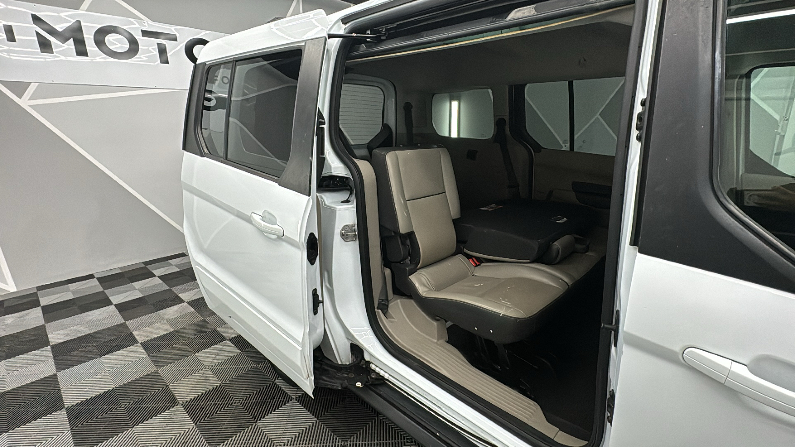 2014 Ford Transit Connect Passenger XLT Van 4D 23