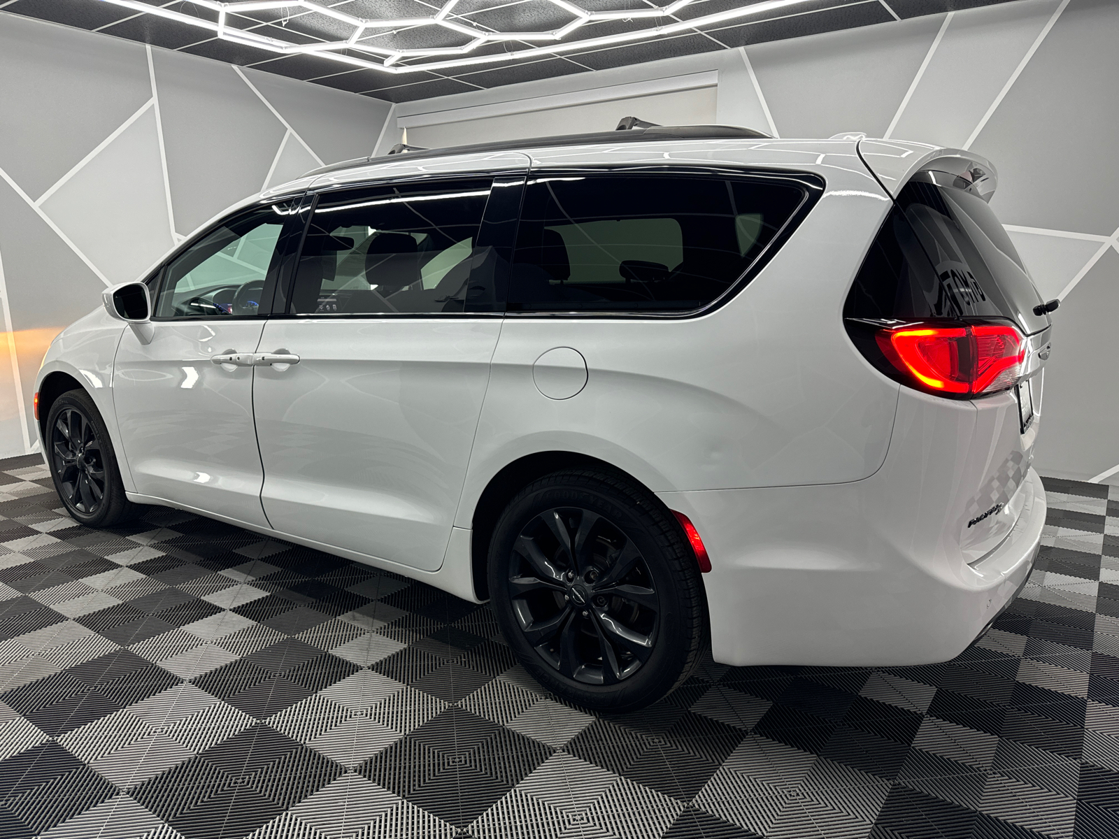 2020 Chrysler Pacifica Touring L Plus Minivan 4D 4