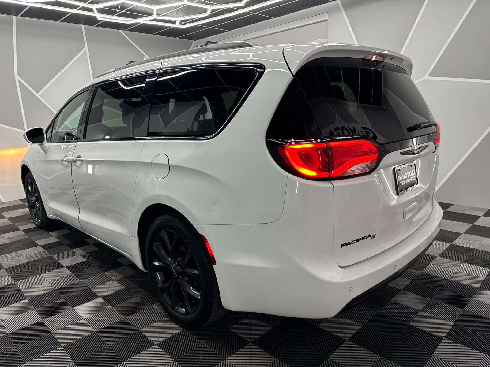 2020 Chrysler Pacifica Touring L Plus Minivan 4D 5