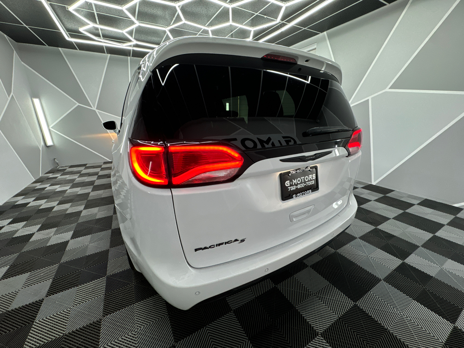 2020 Chrysler Pacifica Touring L Plus Minivan 4D 6