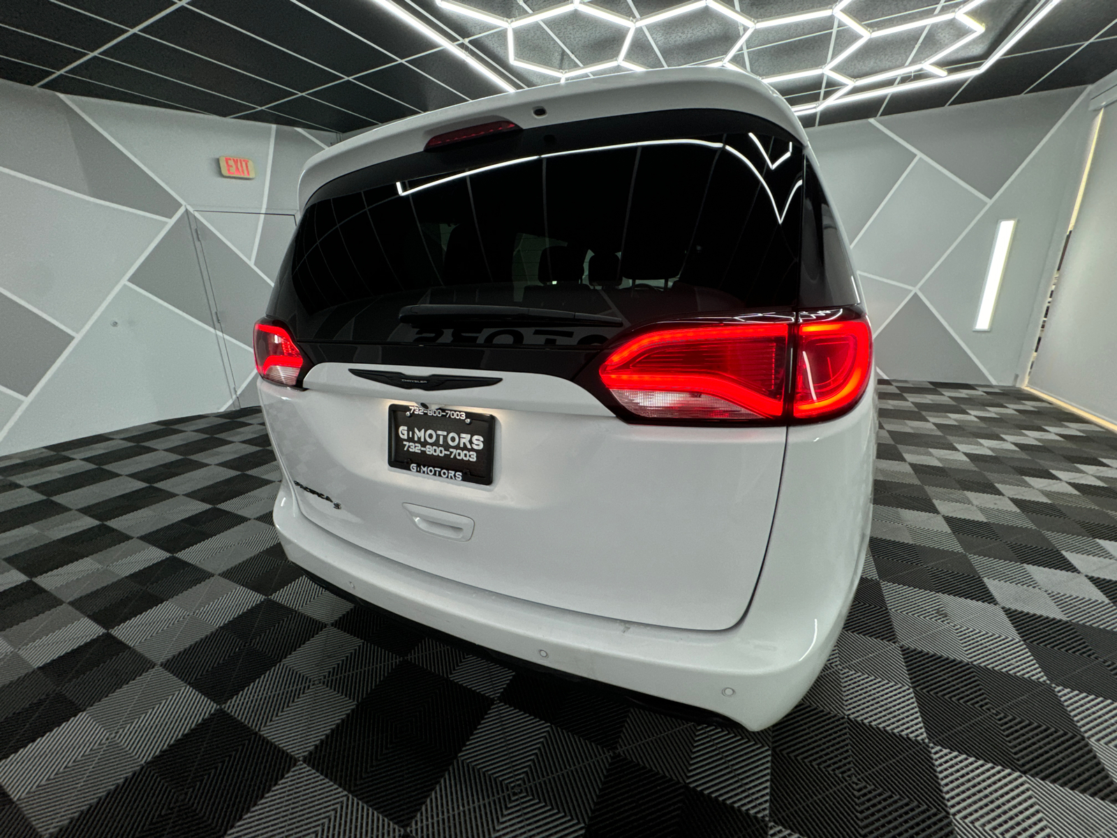 2020 Chrysler Pacifica Touring L Plus Minivan 4D 8