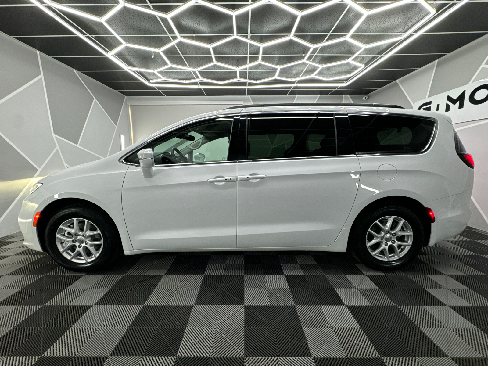 2022 Chrysler Pacifica Touring L Van 4D 3