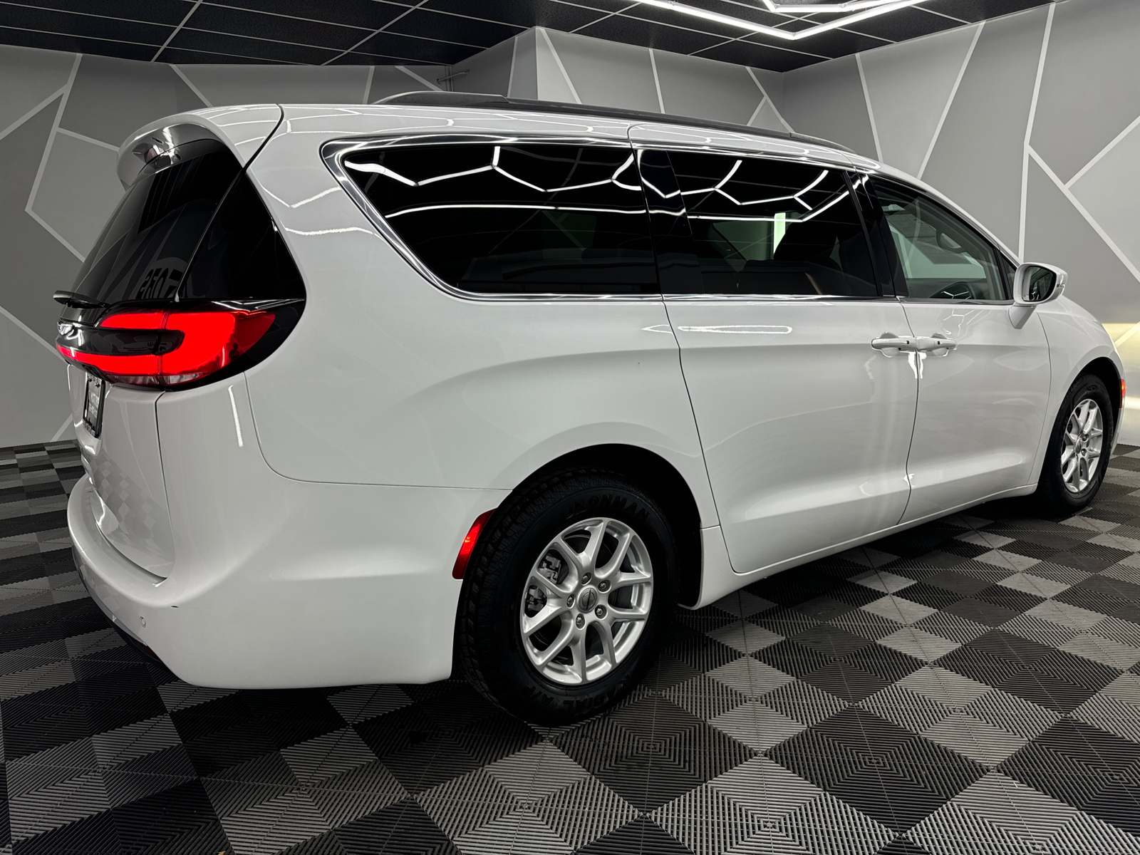 2022 Chrysler Pacifica Touring L Van 4D 10