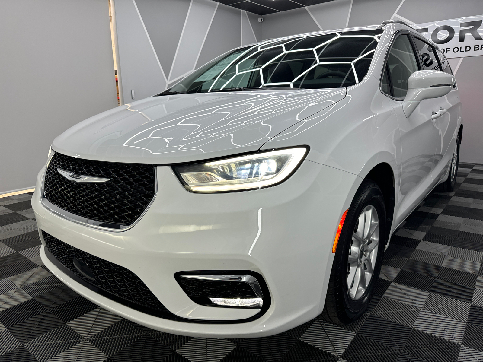 2022 Chrysler Pacifica Touring L Van 4D 17