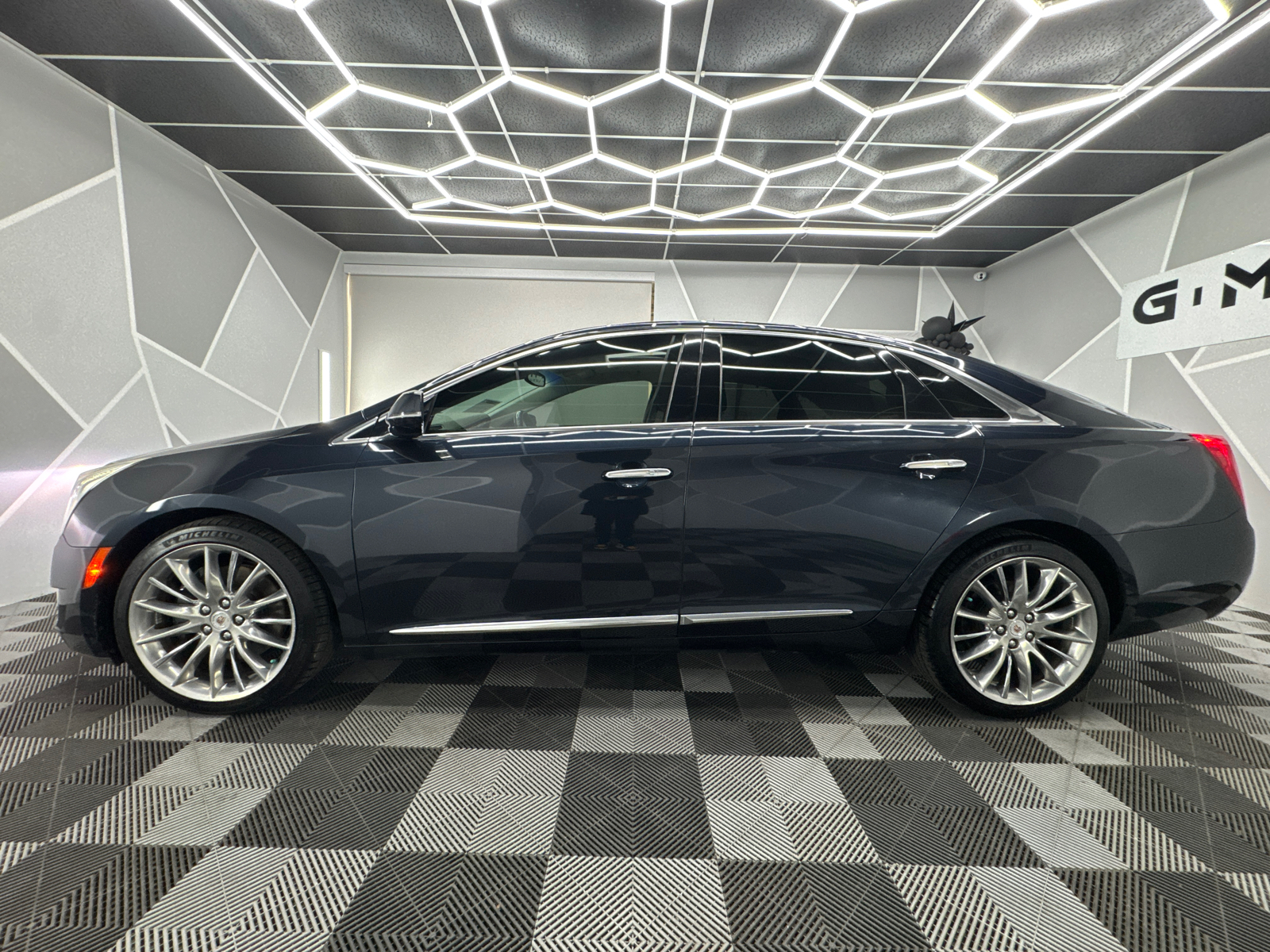 2013 Cadillac XTS Platinum Collection Sedan 4D 3