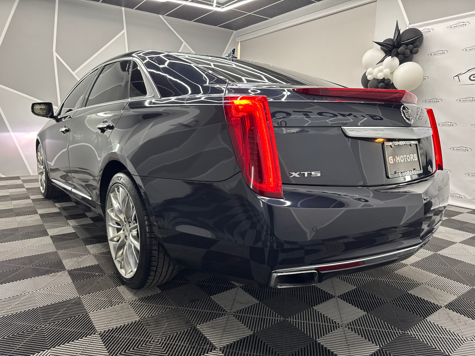 2013 Cadillac XTS Platinum Collection Sedan 4D 5