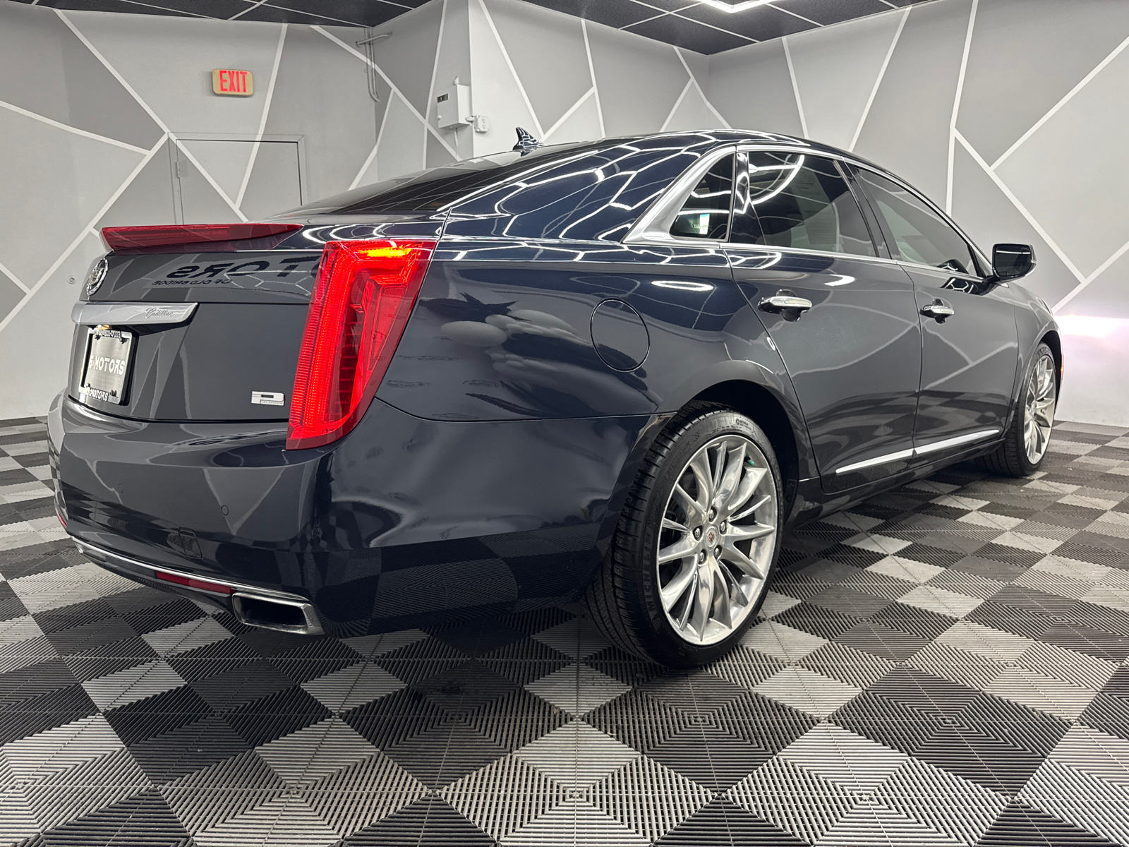 2013 Cadillac XTS Platinum Collection Sedan 4D 10