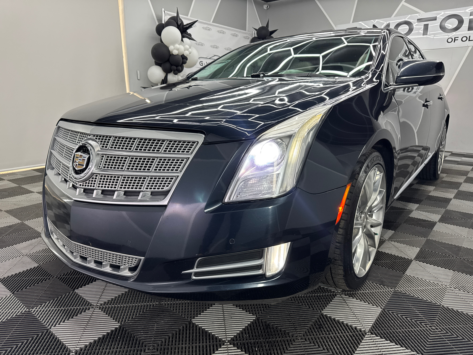 2013 Cadillac XTS Platinum Collection Sedan 4D 17