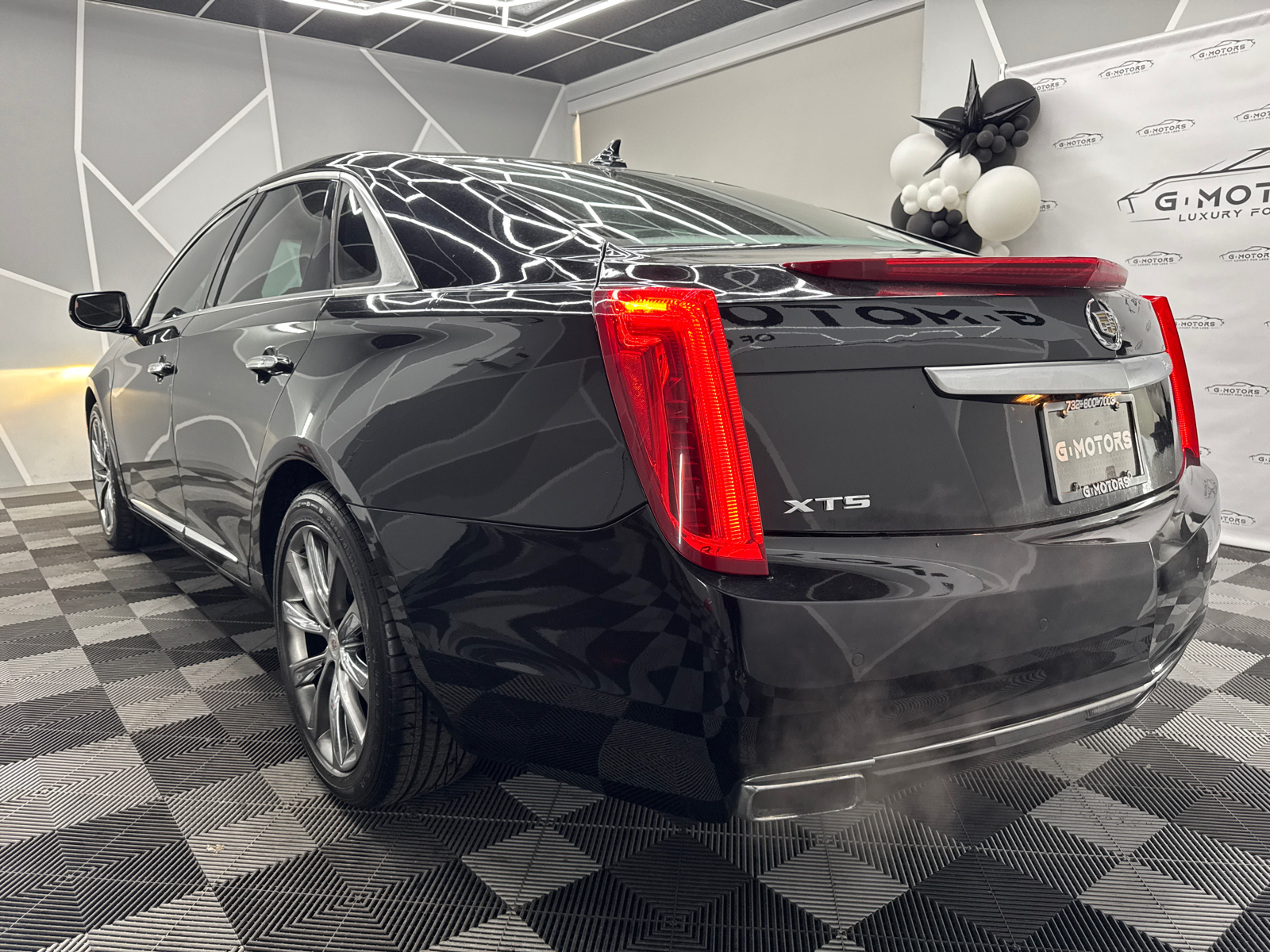 2013 Cadillac XTS Luxury Collection Sedan 4D 5