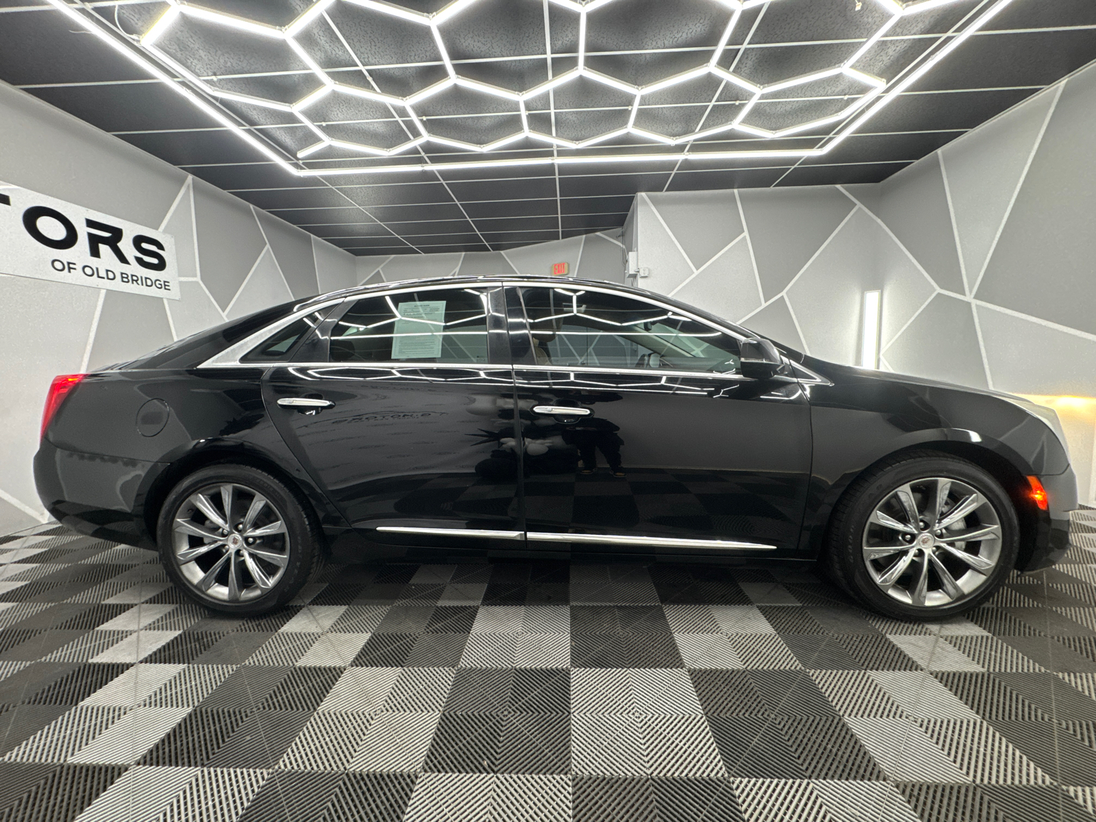 2013 Cadillac XTS Luxury Collection Sedan 4D 11