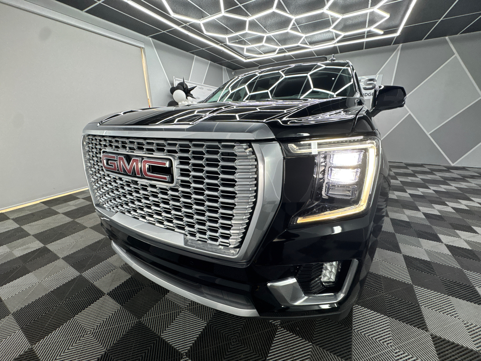 2022 GMC Yukon XL Denali Sport Utility 4D 16