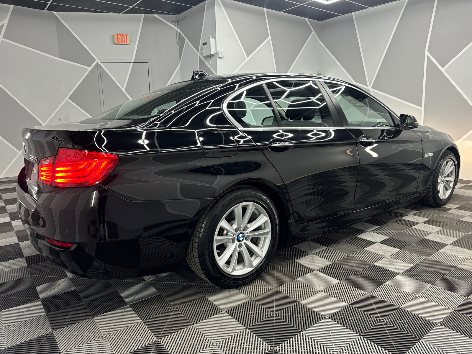 2014 BMW 5 Series 528i xDrive Sedan 4D 10