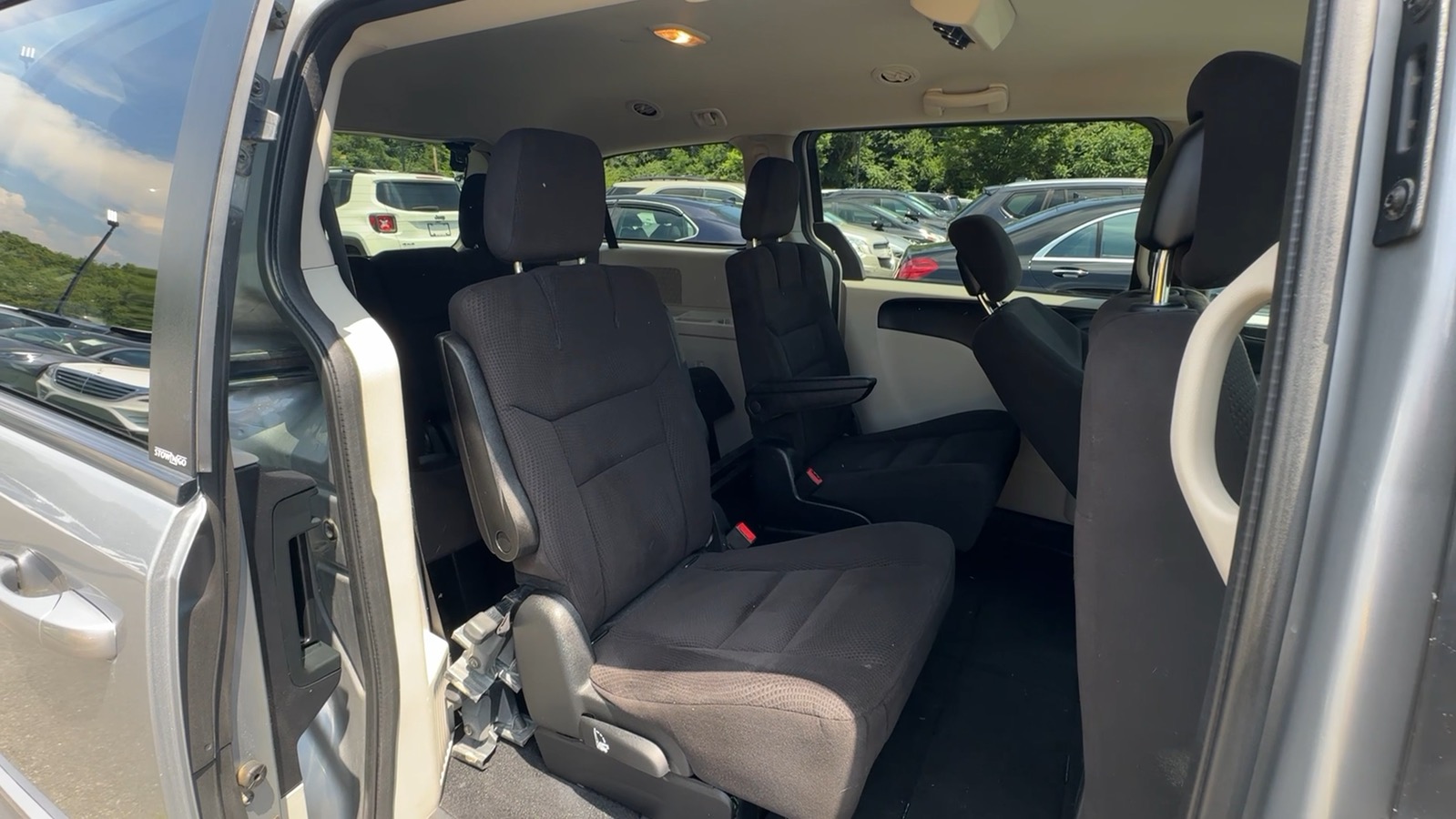 2014 Dodge Grand Caravan Passenger SE Minivan 4D 27