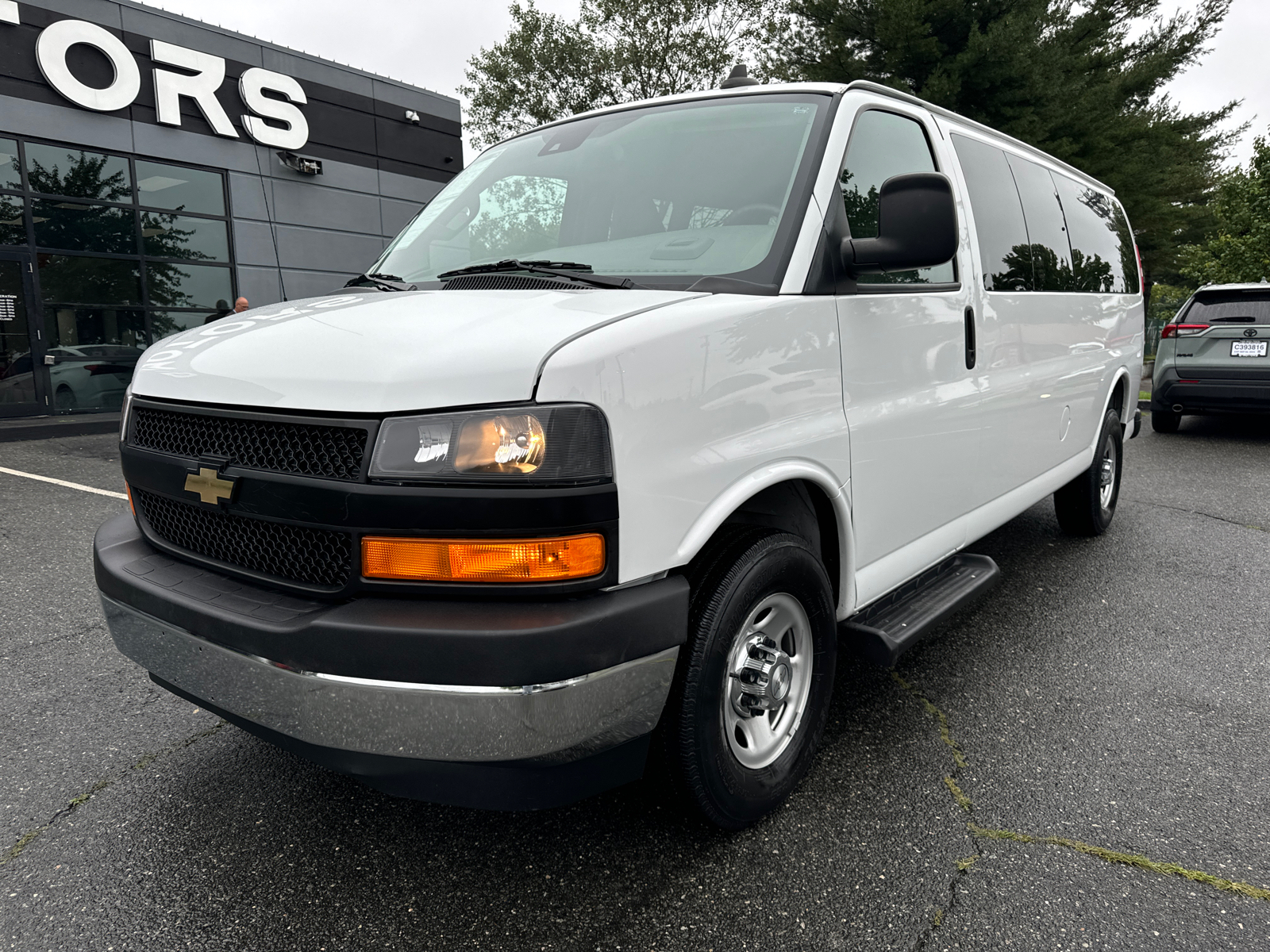 2019 Chevrolet Express 3500 Passenger LT Extended Van 3D 1