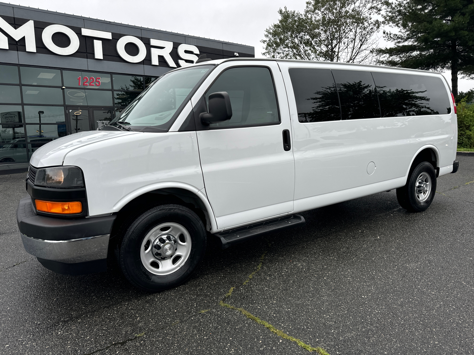 2019 Chevrolet Express 3500 Passenger LT Extended Van 3D 2