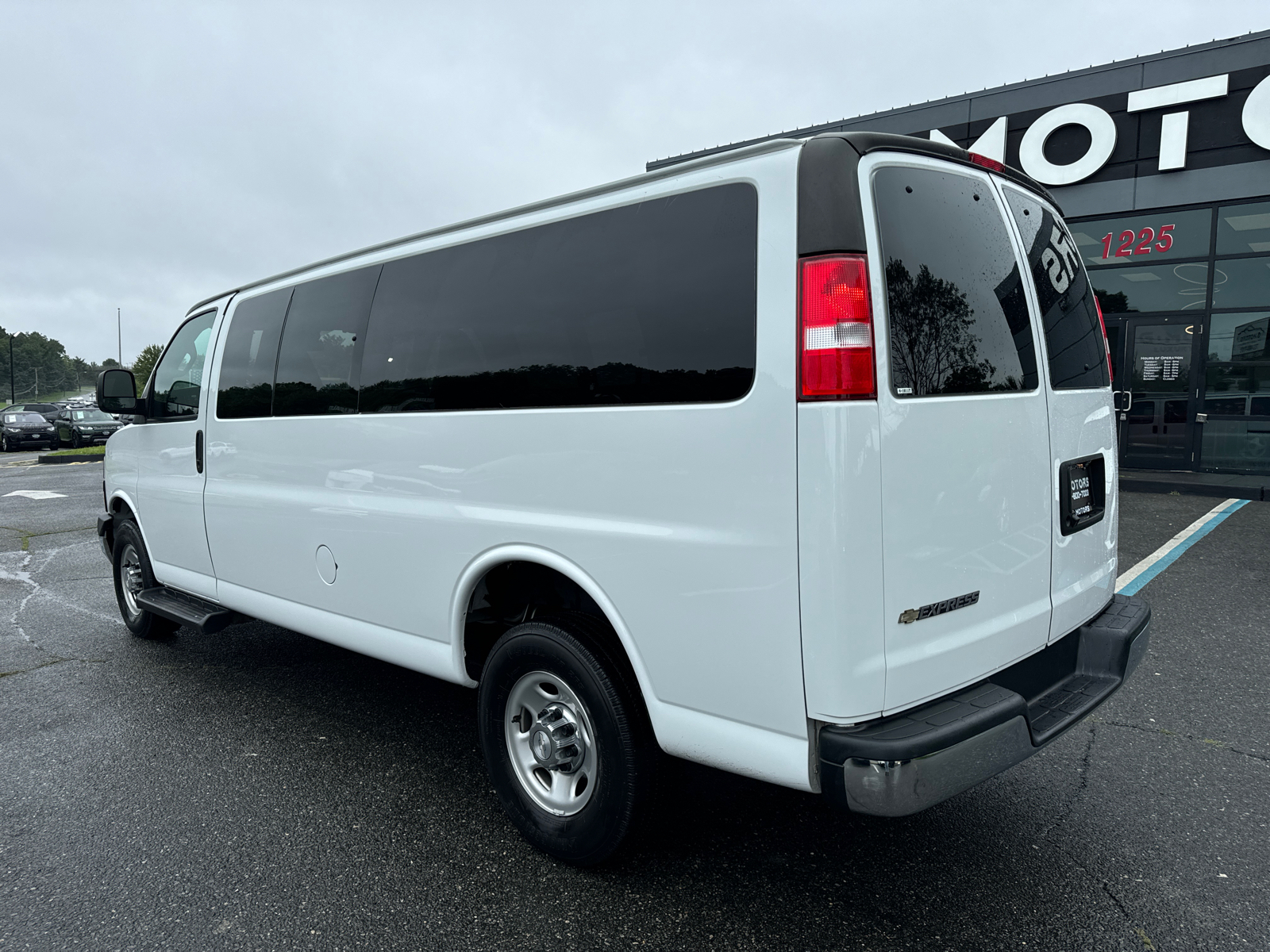 2019 Chevrolet Express 3500 Passenger LT Extended Van 3D 5