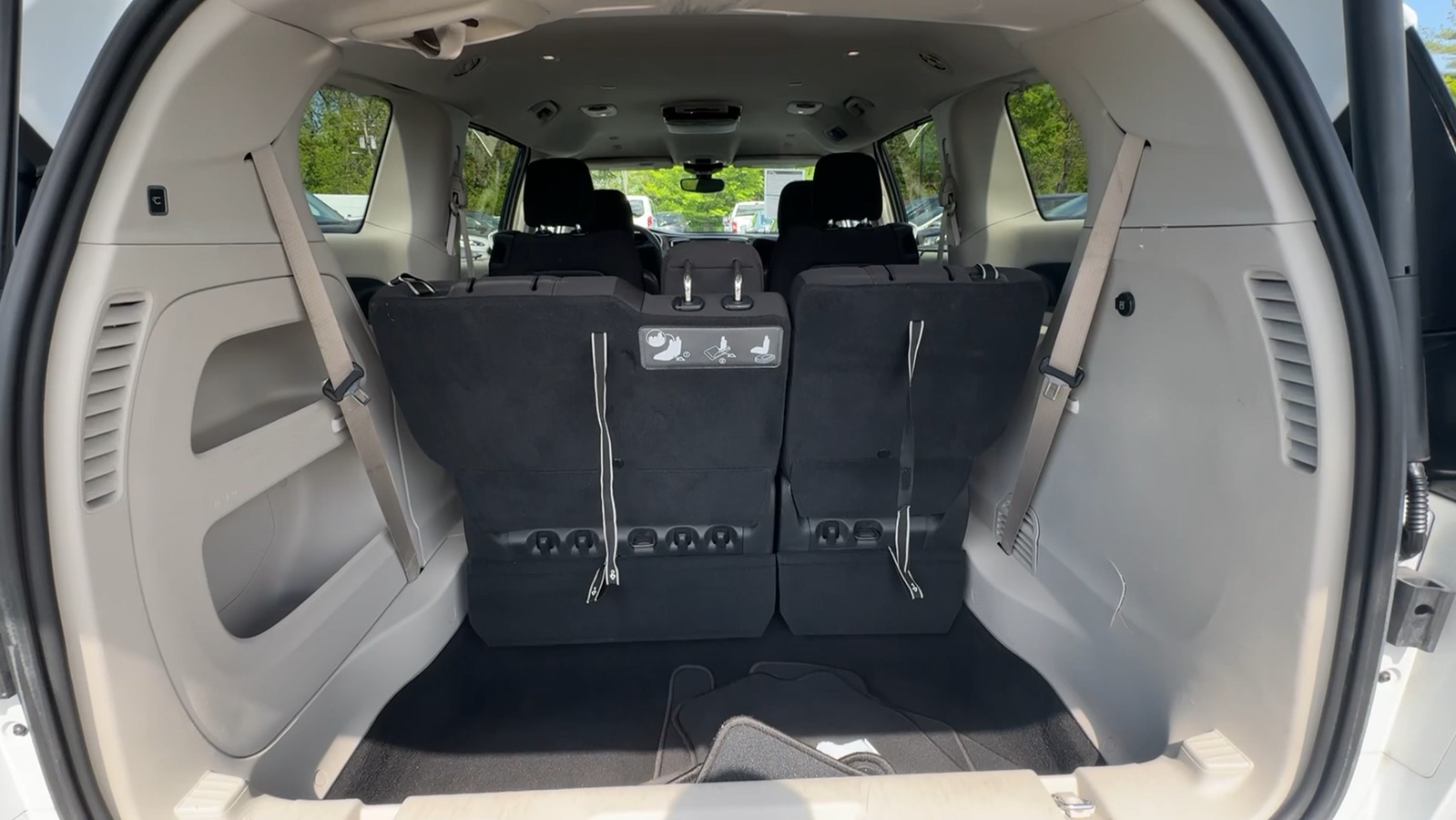 2018 Chrysler Pacifica Touring Plus Minivan 4D 31