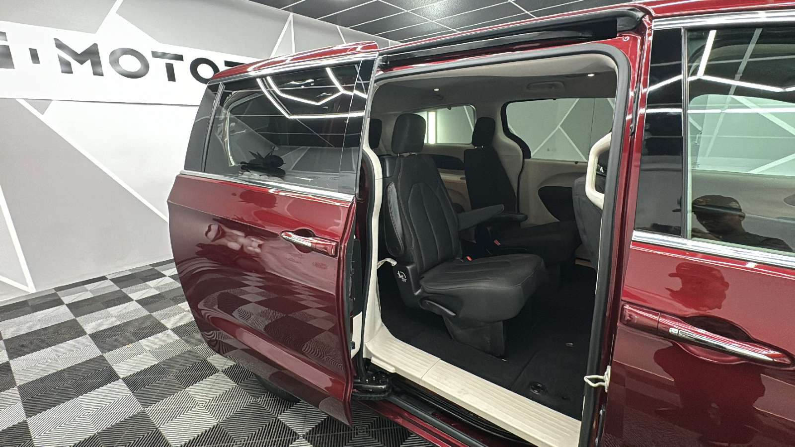 2018 Chrysler Pacifica Touring Plus Minivan 4D 24