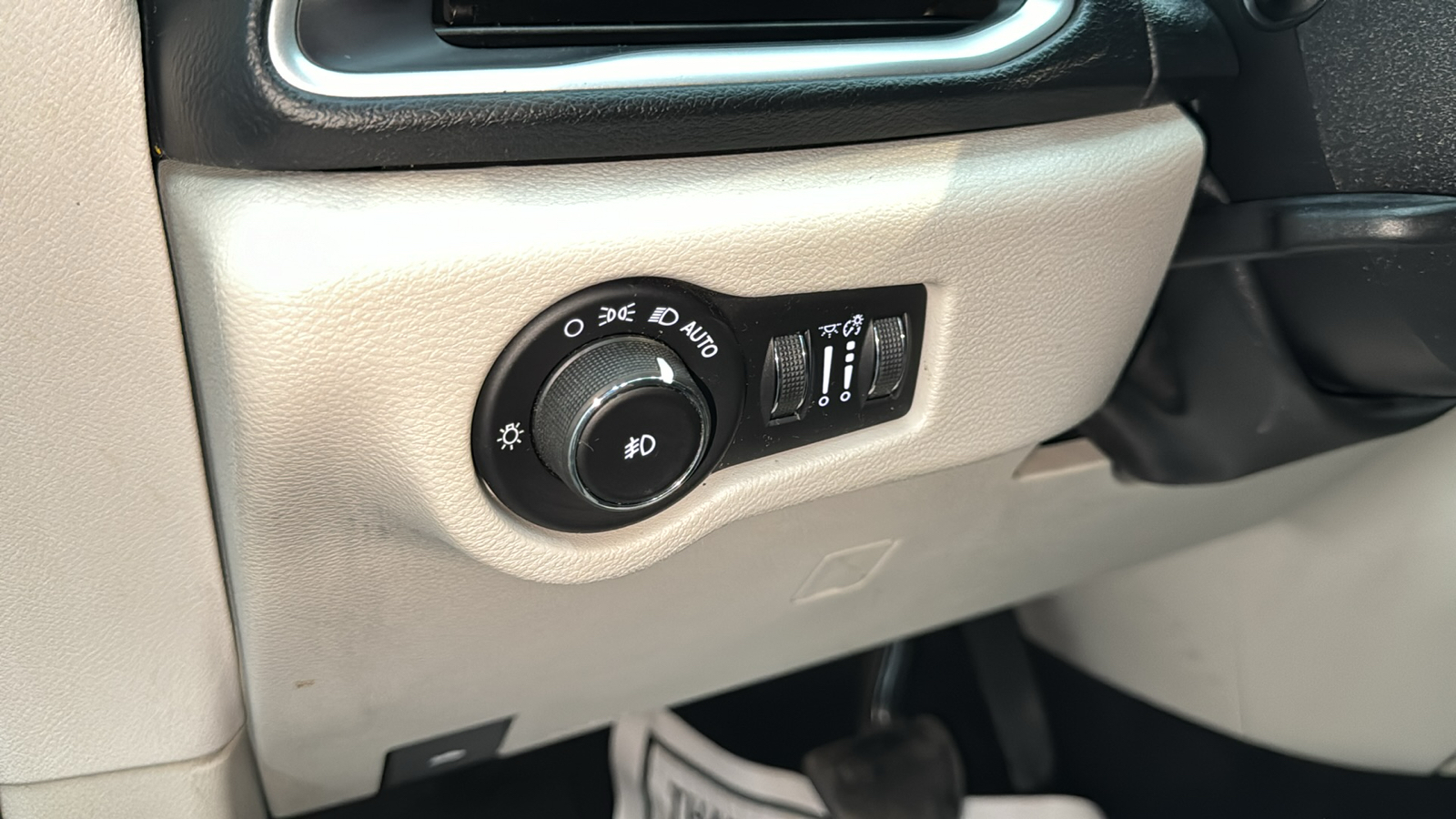 2018 Chrysler Pacifica Touring Plus Minivan 4D 33