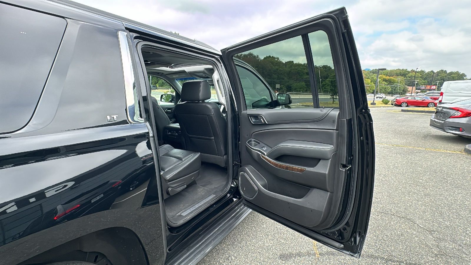 2019 Chevrolet Suburban LT Sport Utility 4D 22