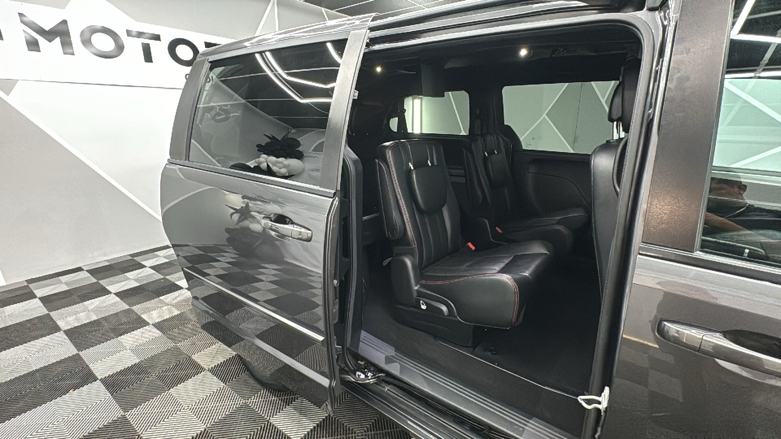 2016 Dodge Grand Caravan  23