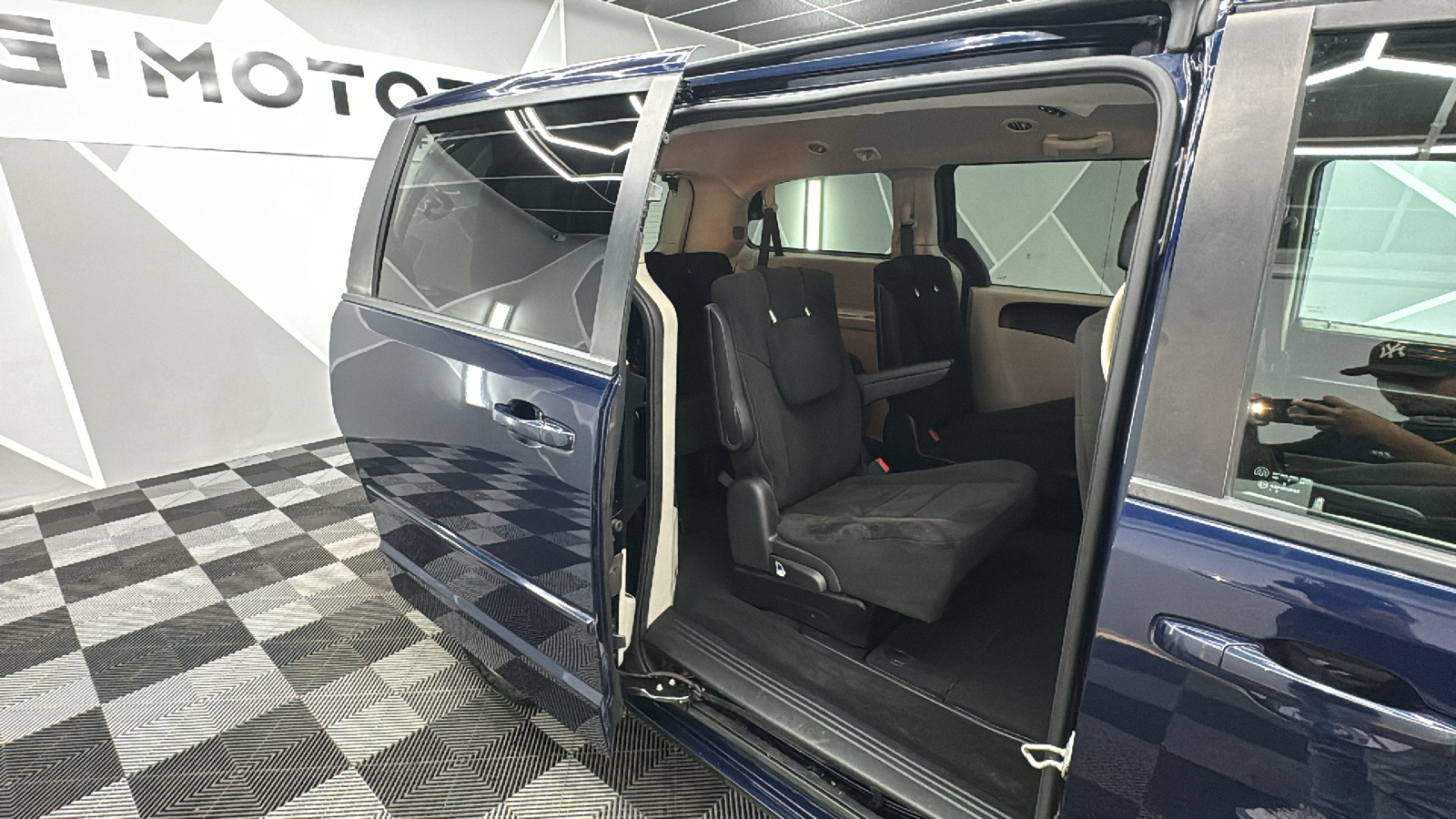 2012 Dodge Grand Caravan Passenger SE Minivan 4D 23