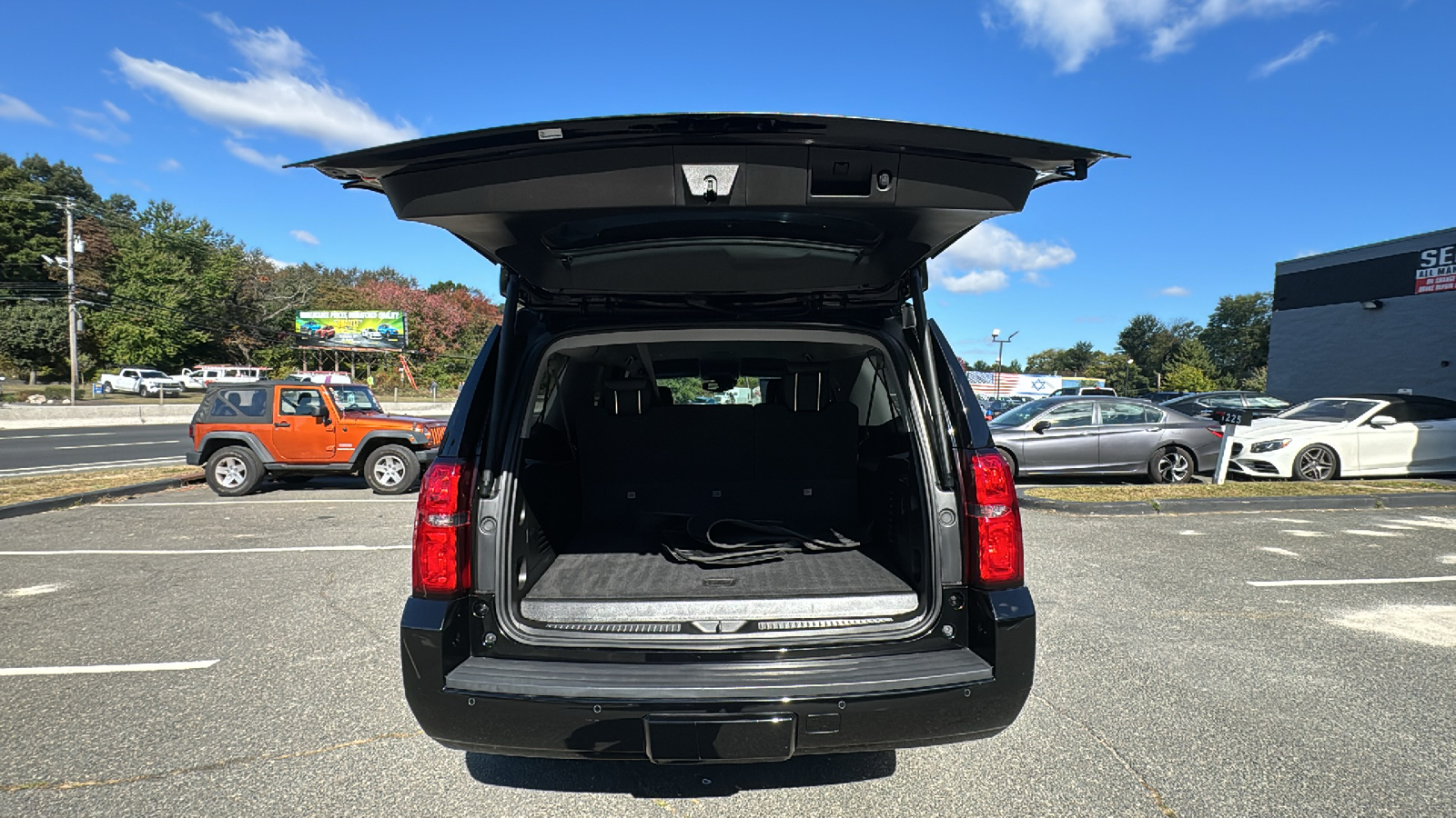 2017 Chevrolet Suburban LT Sport Utility 4D 18