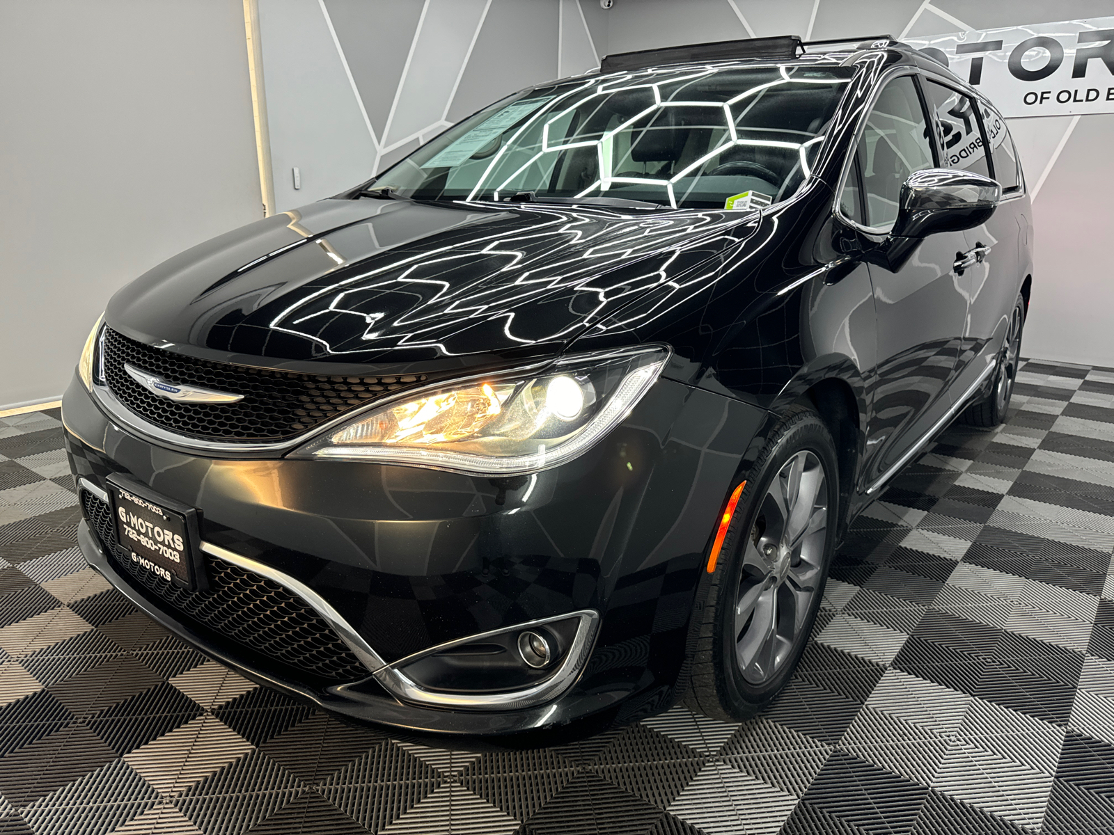 2019 Chrysler Pacifica Limited Minivan 4D 1