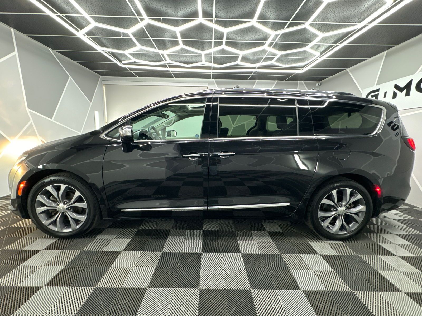 2019 Chrysler Pacifica Limited Minivan 4D 3