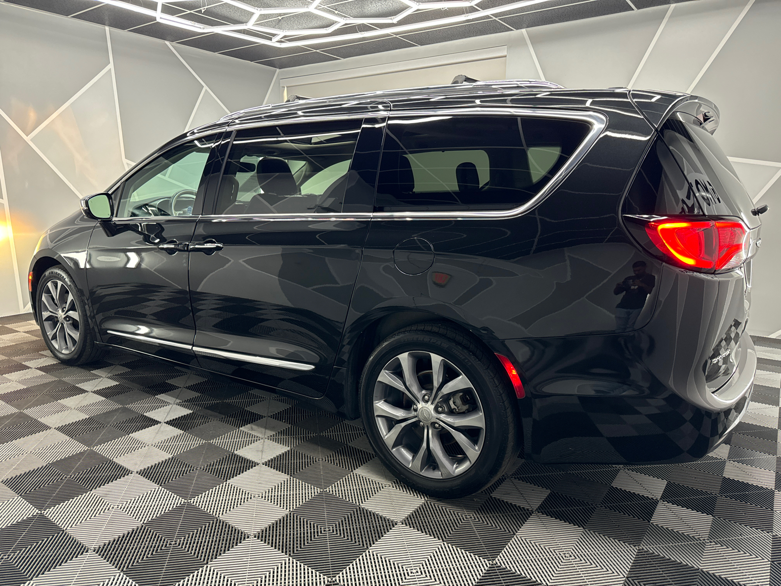 2019 Chrysler Pacifica Limited Minivan 4D 4