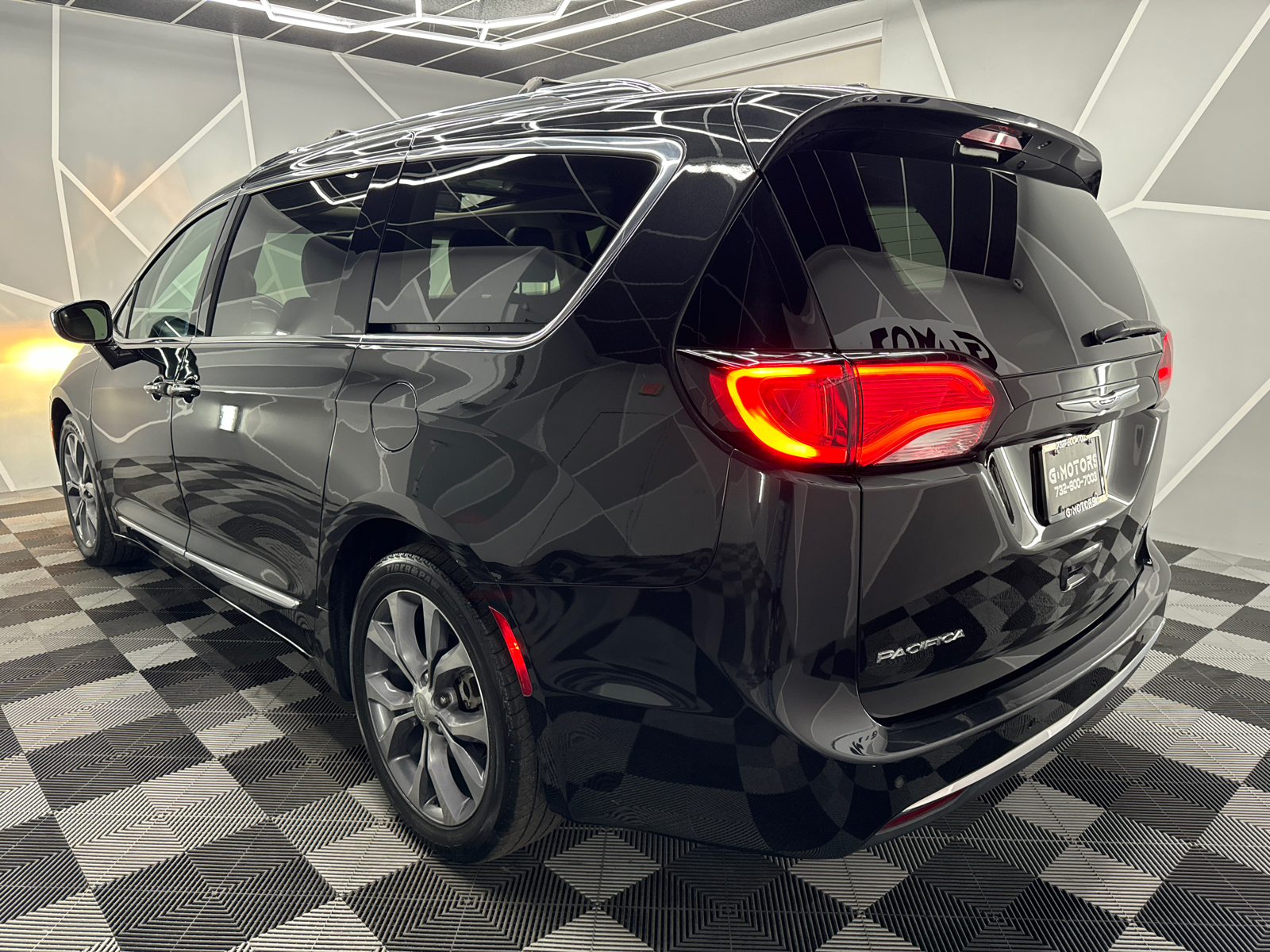 2019 Chrysler Pacifica Limited Minivan 4D 5