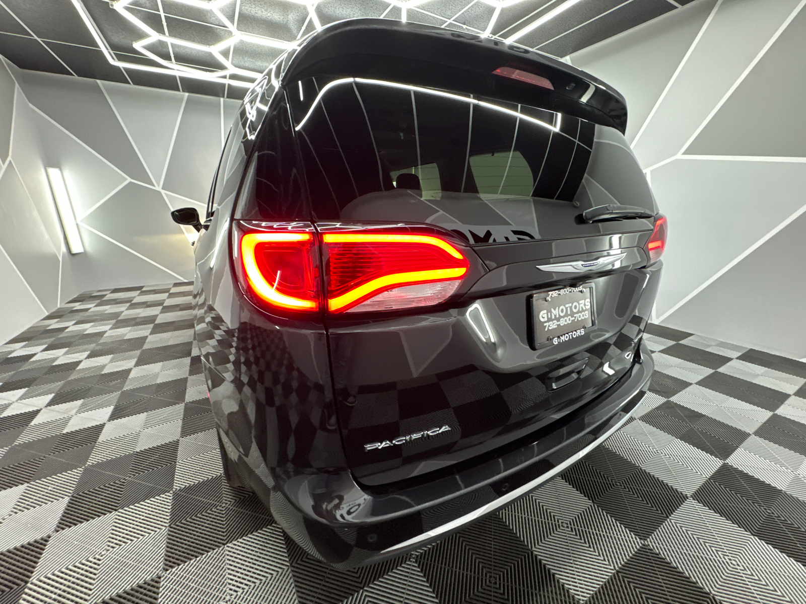 2019 Chrysler Pacifica Limited Minivan 4D 6