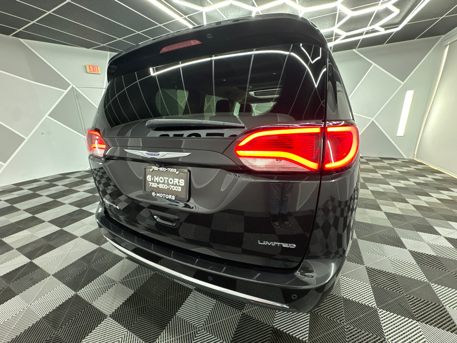 2019 Chrysler Pacifica Limited Minivan 4D 8