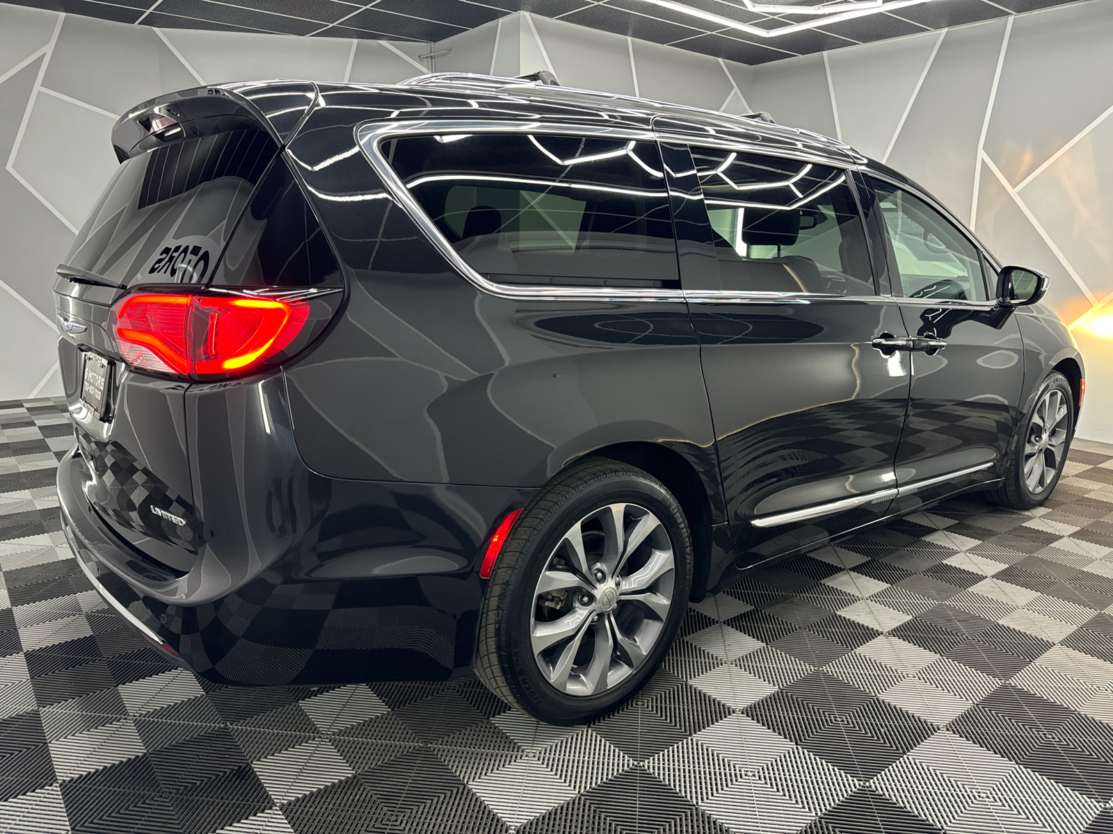 2019 Chrysler Pacifica Limited Minivan 4D 10