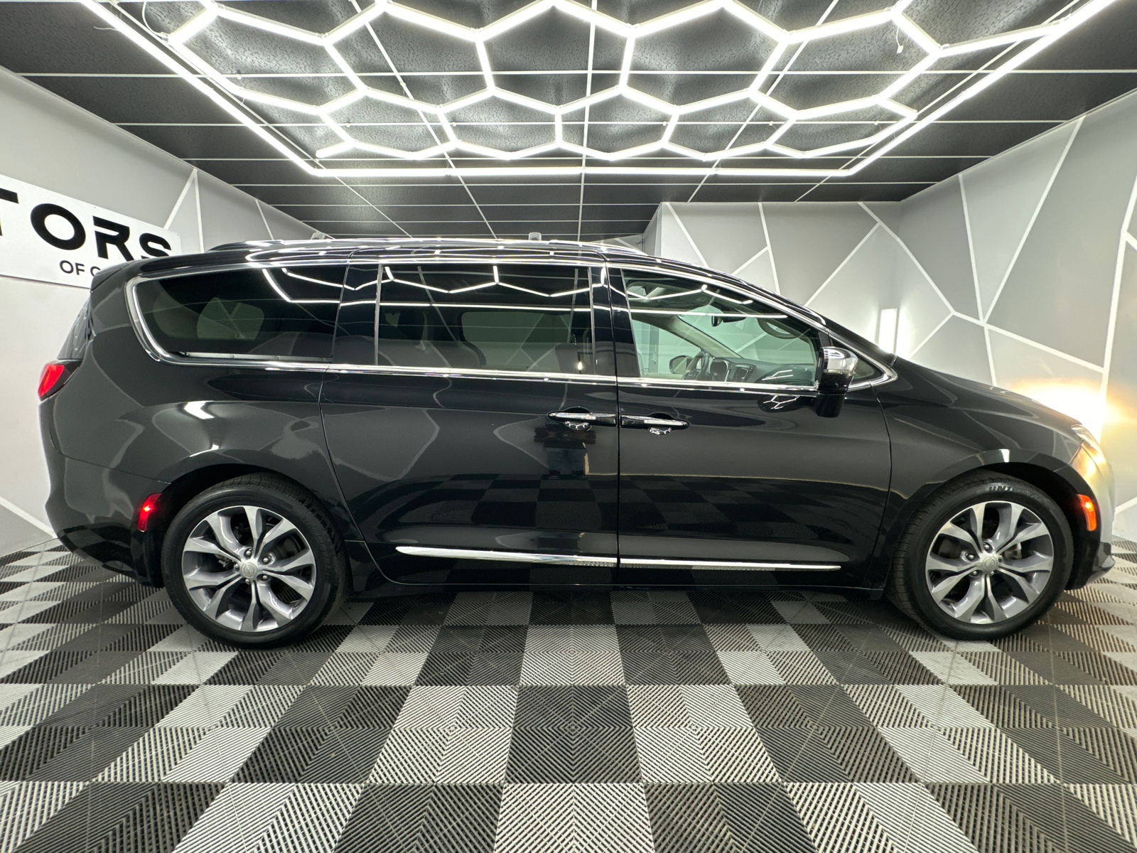 2019 Chrysler Pacifica Limited Minivan 4D 11