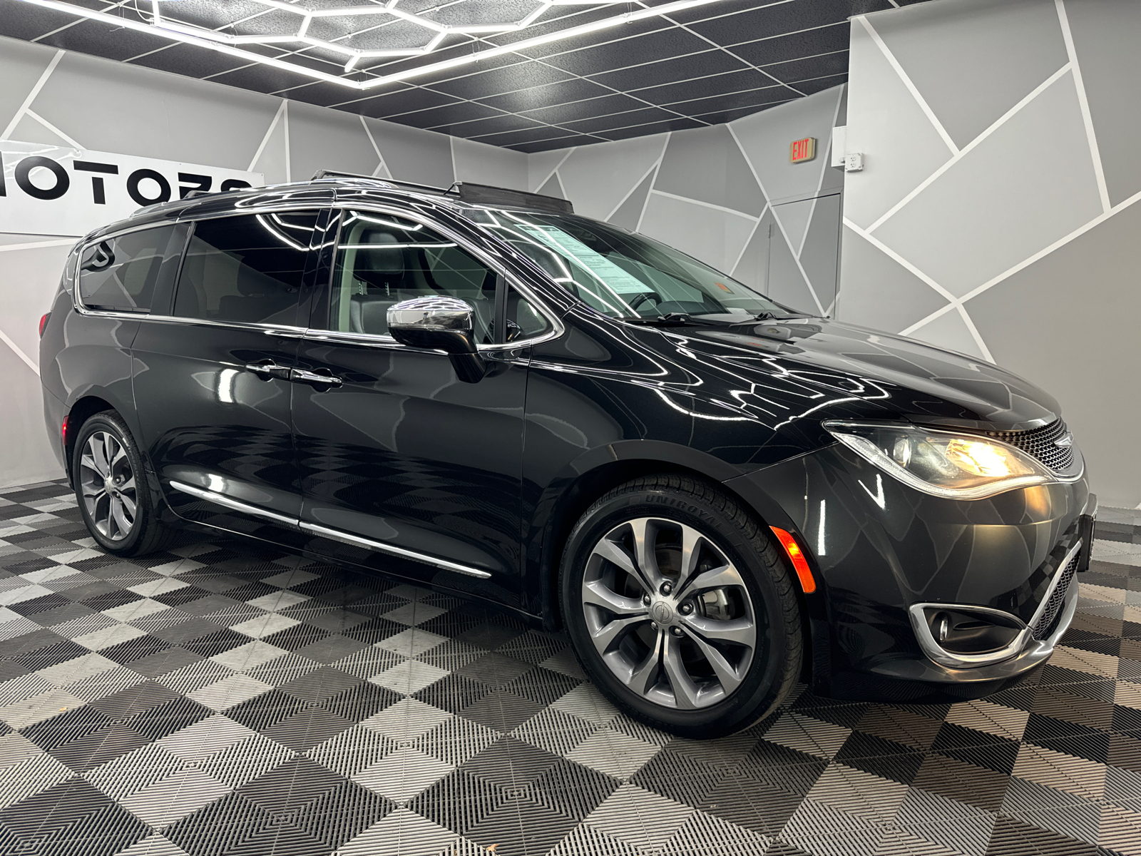 2019 Chrysler Pacifica Limited Minivan 4D 12