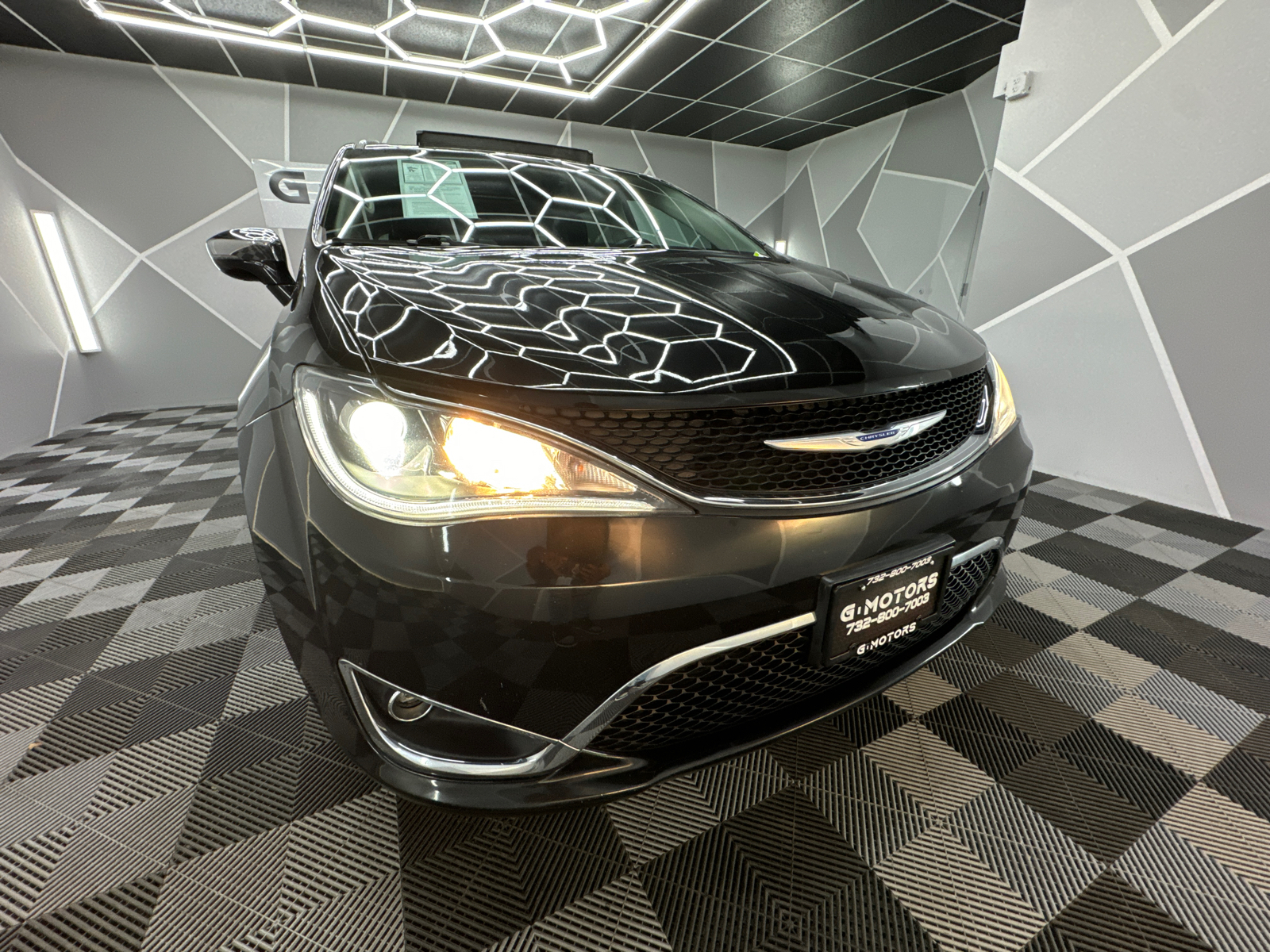 2019 Chrysler Pacifica Limited Minivan 4D 14