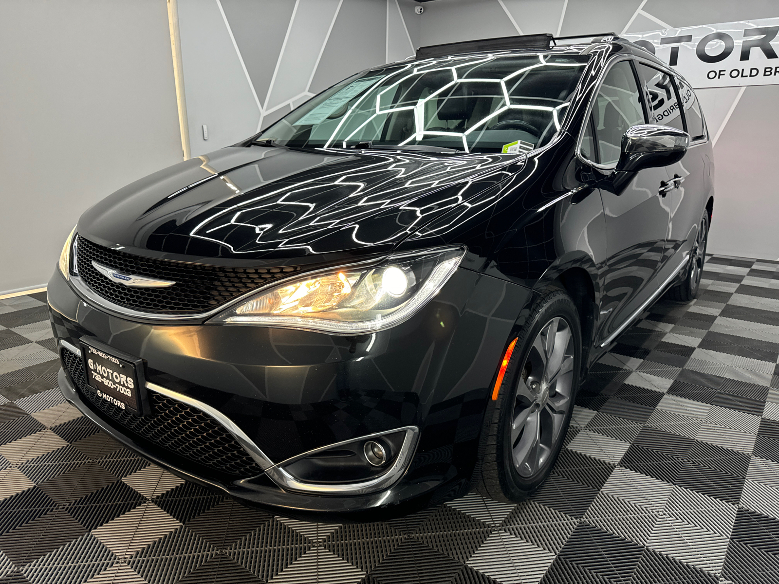 2019 Chrysler Pacifica Limited Minivan 4D 17