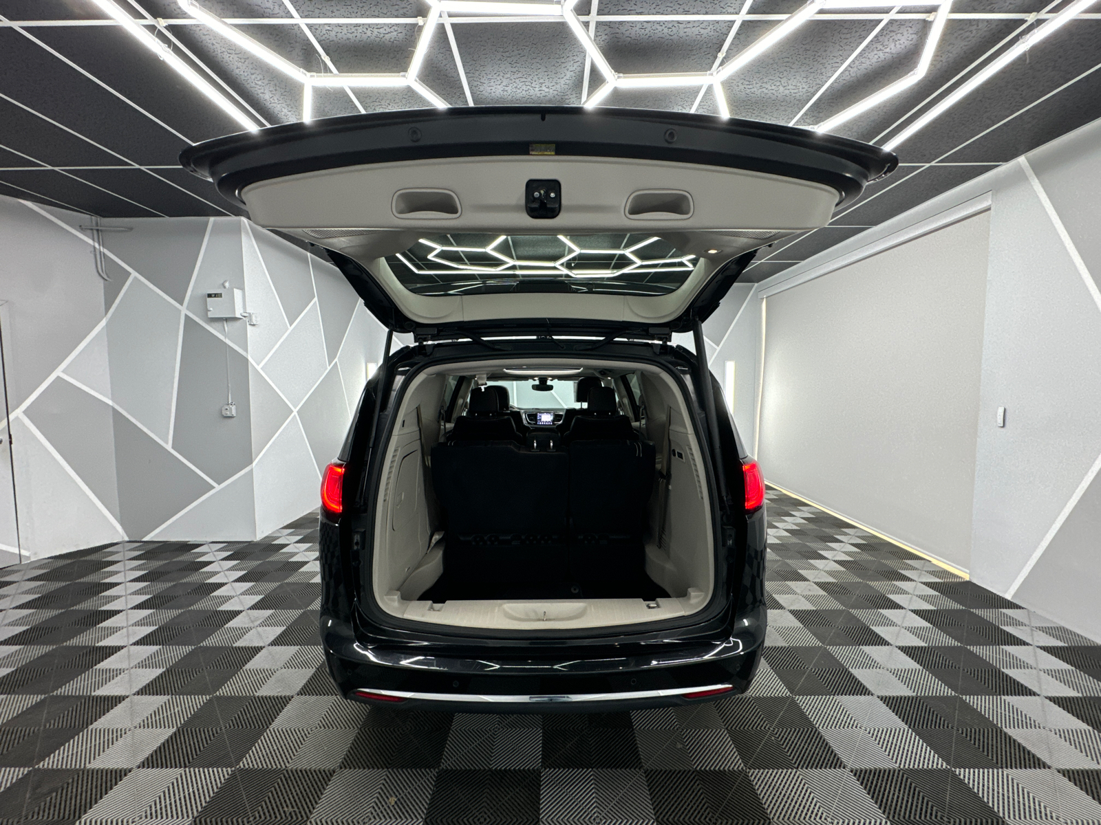 2019 Chrysler Pacifica Limited Minivan 4D 19