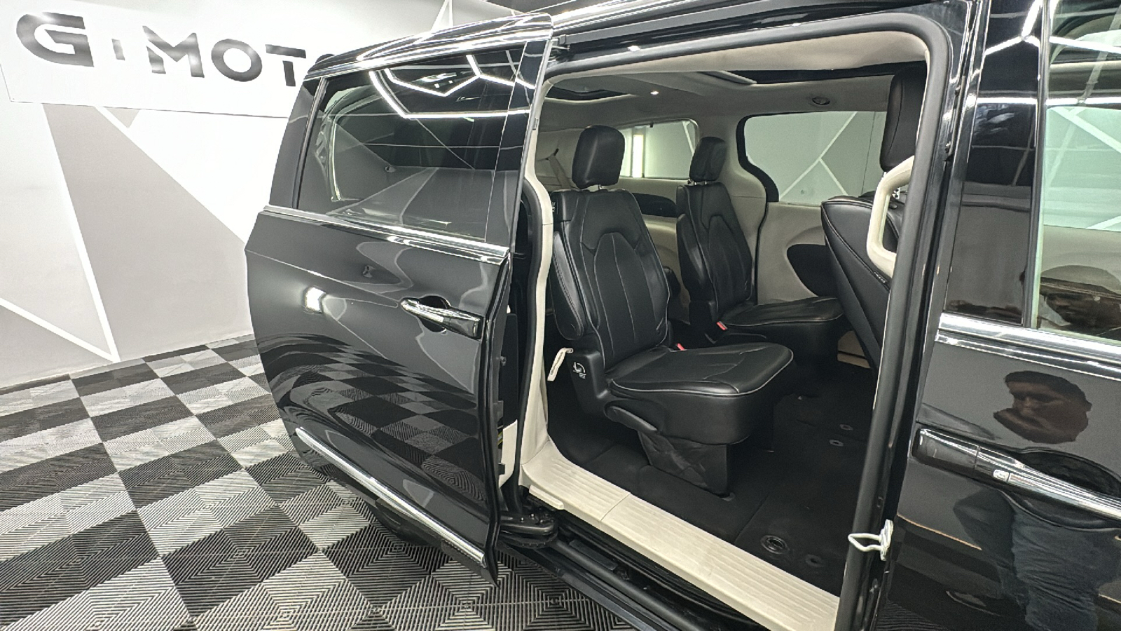 2019 Chrysler Pacifica Limited Minivan 4D 24