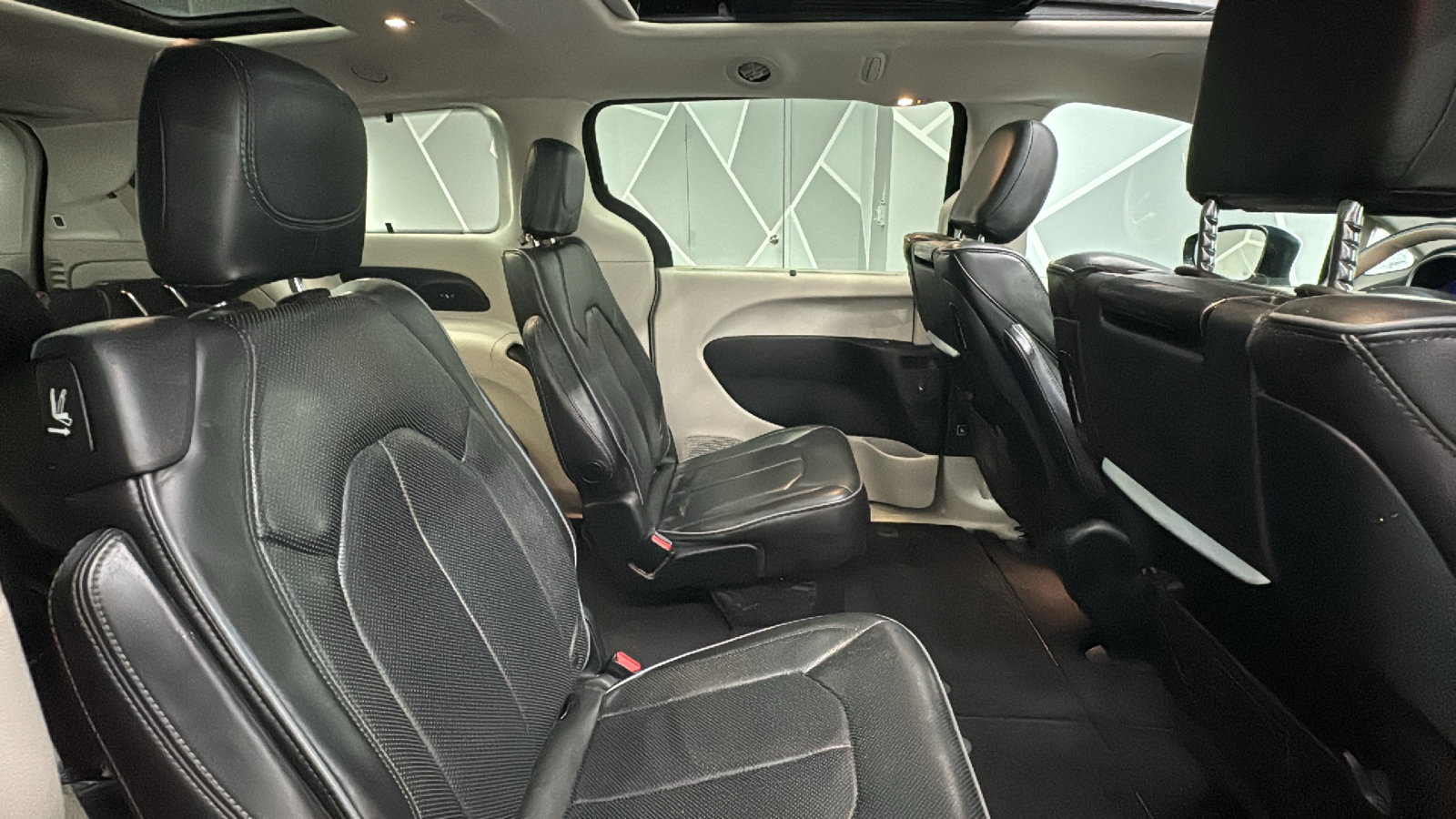 2019 Chrysler Pacifica Limited Minivan 4D 25